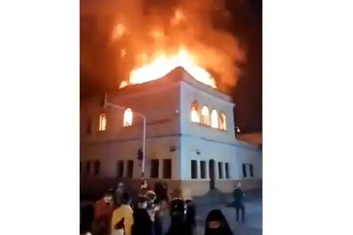 La escena evoca funestos recuerdos en un país donde la toma guerrilla del Palacio de Justicia por el M-19 en 1985, y su sangrienta retoma por parte del Ejército. Foto: Internet
