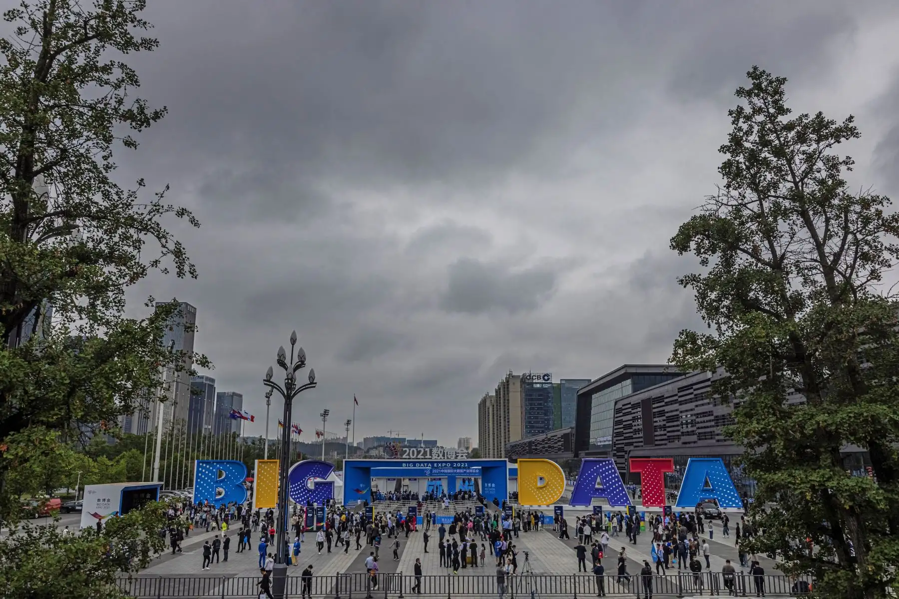 Las personas ingresan a la Big Data Expo el primer día de apertura en Guiyang, provincia de Guizhou, China, el 26 de mayo de 2021. Foto: EFE