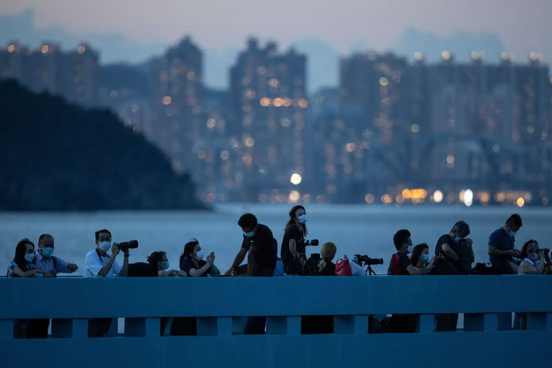 Observadores de la luna y fotógrafos aficionados a la astronomía esperan la salida de la 