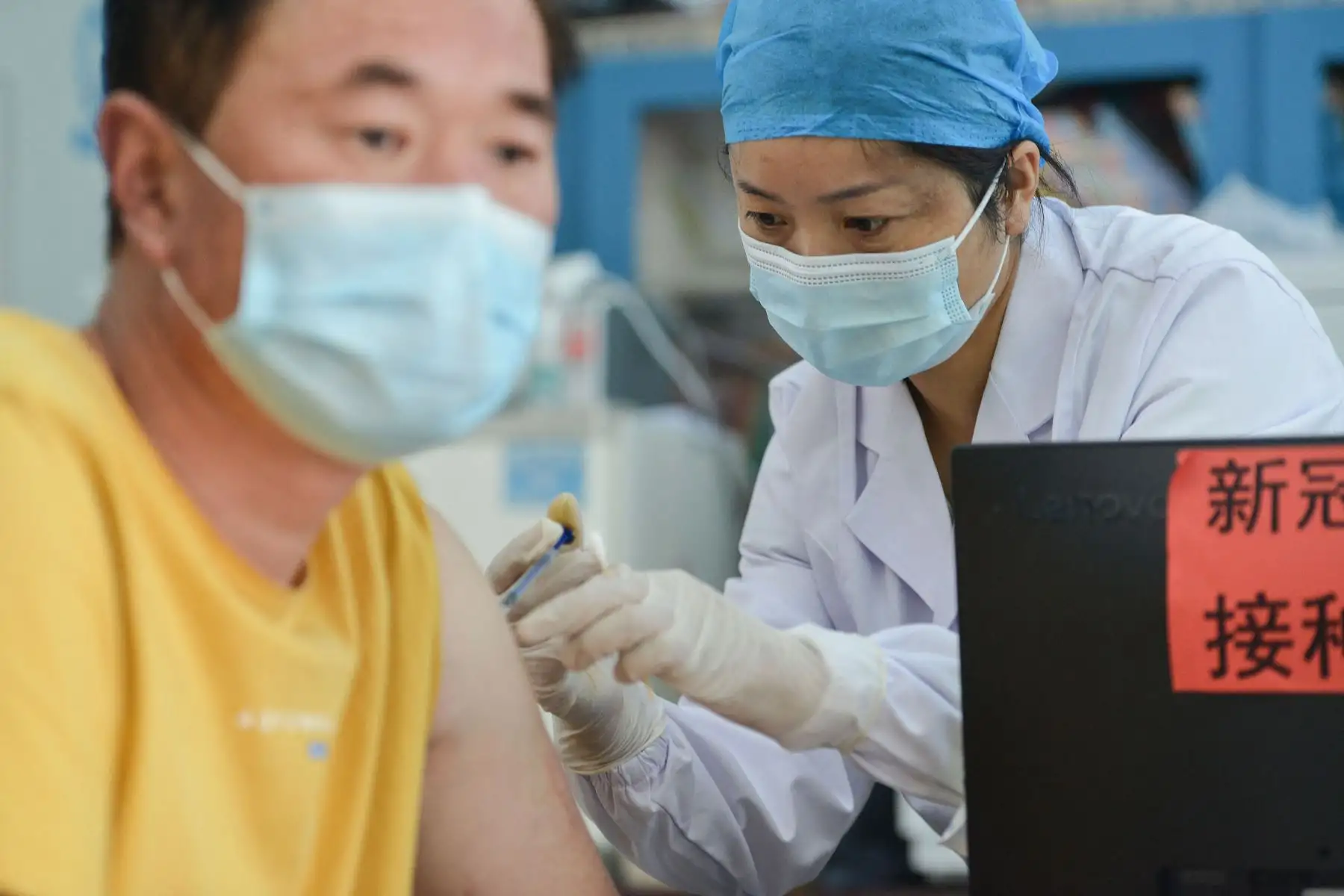 Un residente recibe la vacuna contra el coronavirus de Anhui Zhifei Longcom en el condado de Linquan, en la provincia de Anhui, en el este de China, el 25 de mayo de 2021. Foto: AFP