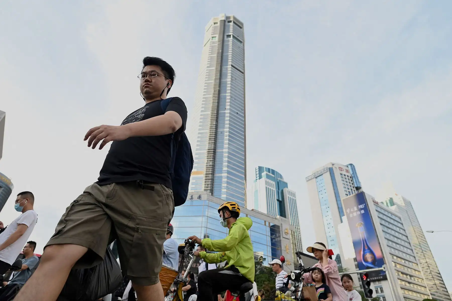 La gente pasa por la plaza SEG cerrada temporalmente en la ciudad de Shenzhen, en el sur de China, en la provincia de Guangdong. Foto: AFP