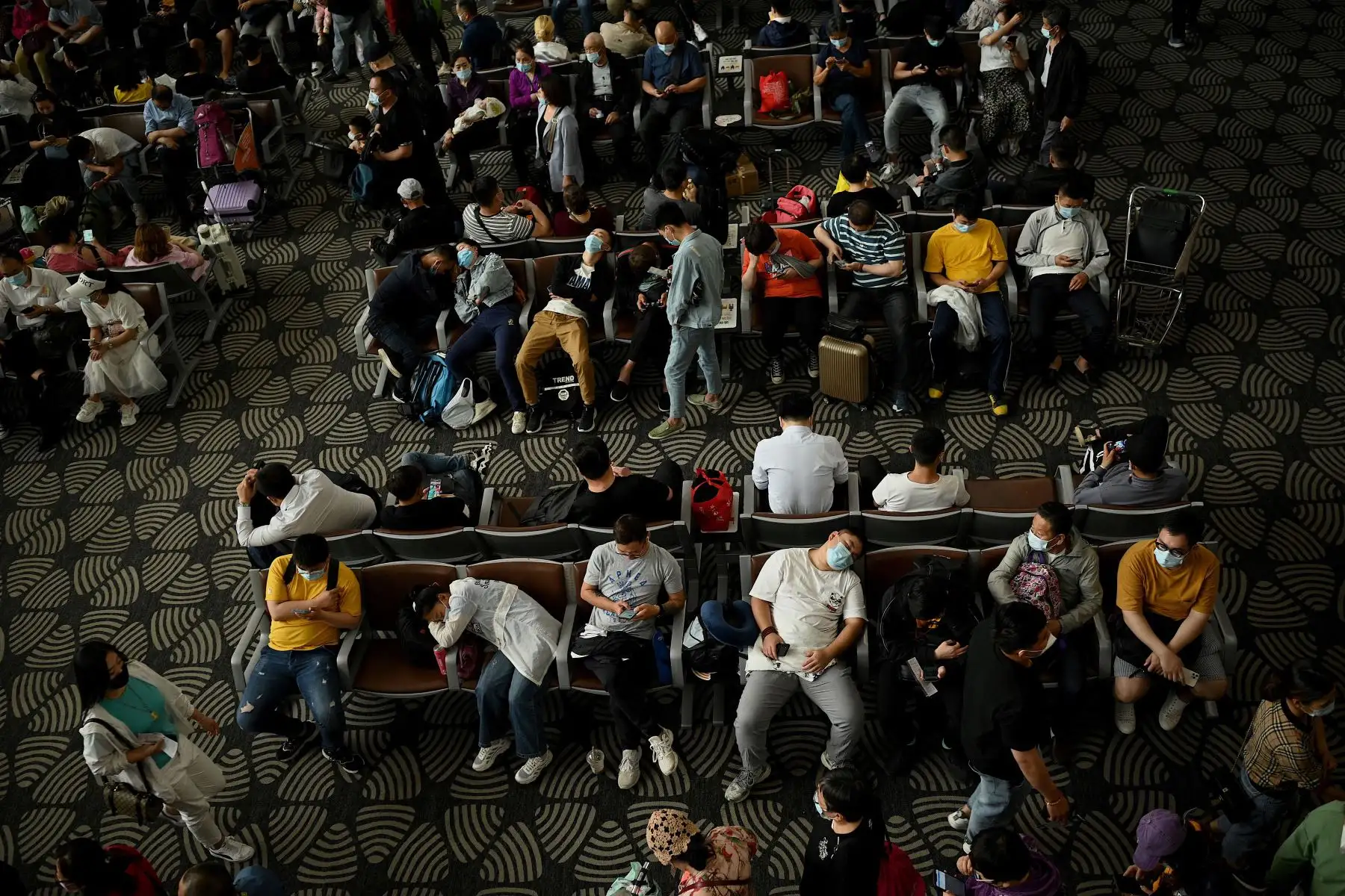 Los pasajeros son vistos en el aeropuerto de Daxing en Beijing el 20 de mayo de 2021. Foto: AFP