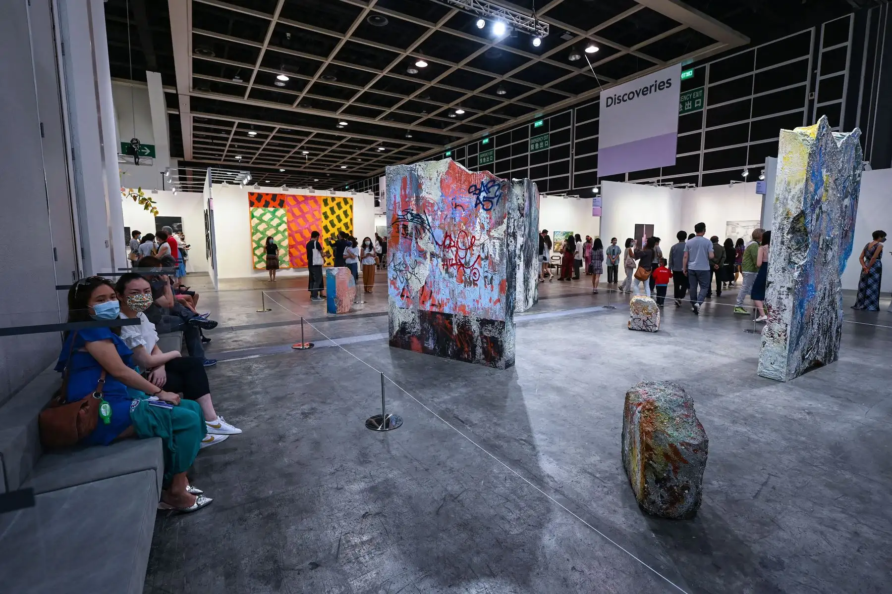Los visitantes asisten al primer día de presentación preliminar de Art Basel en el centro de convenciones y exposiciones de Hong Kong, el 19 de mayo de 2021. Foto: AFP