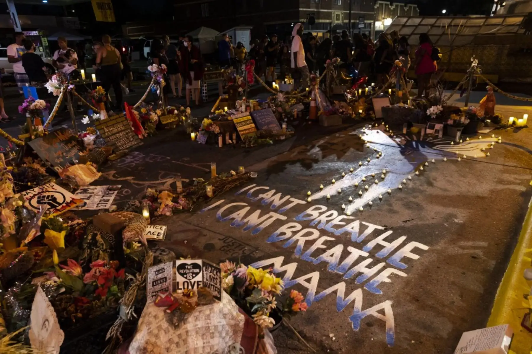 La gente asiste a una vigilia a la luz de las velas en George Floyd Memorial Square en Minneapolis, Minnesota. Foto: AFP