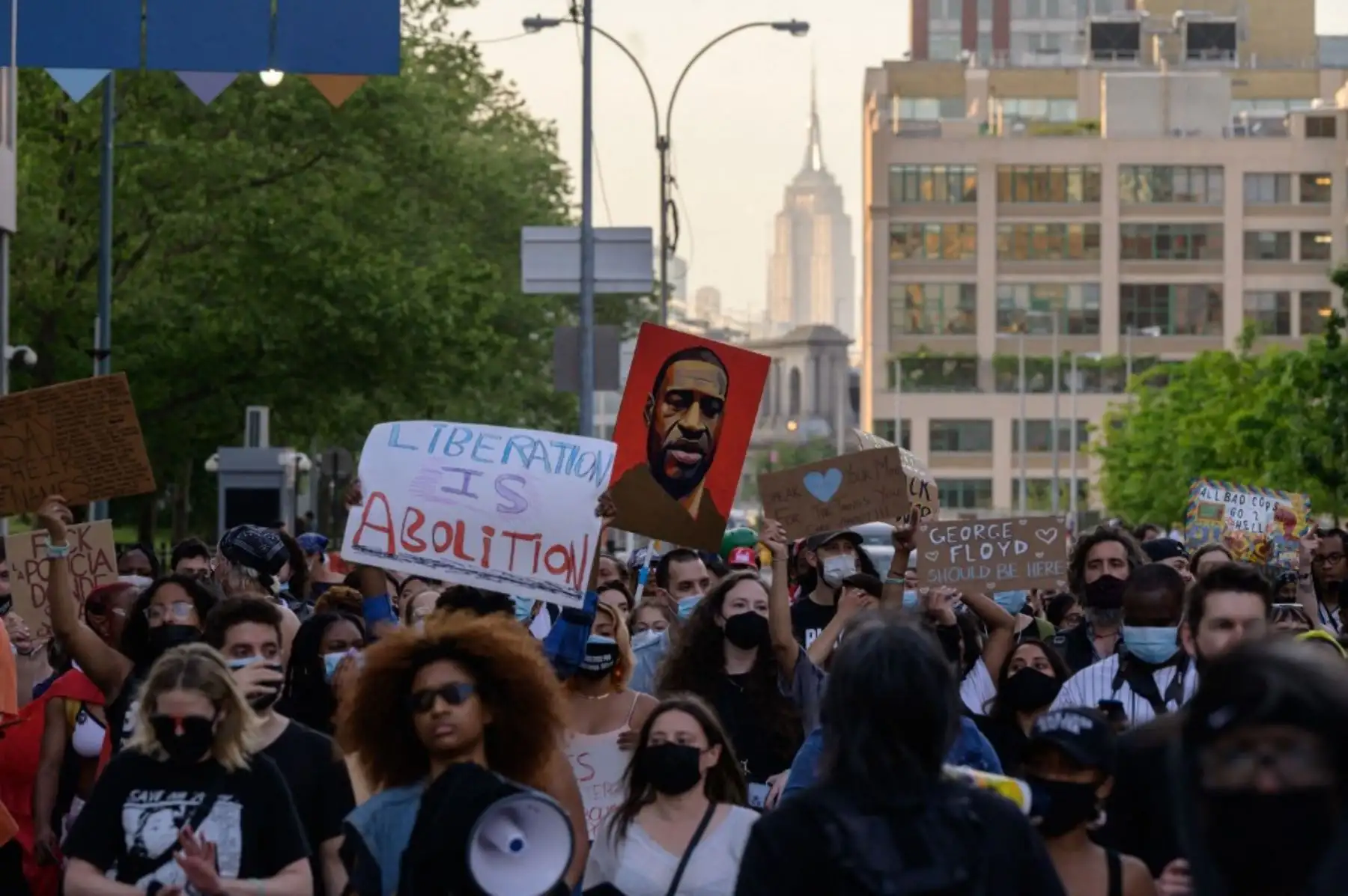 Los manifestantes Black Lives Matter (BLM) sostienen pancartas y gritan consignas durante una marcha por el aniversario de la muerte de George Floyd, en Brooklyn, Nueva York. Foto: AFP