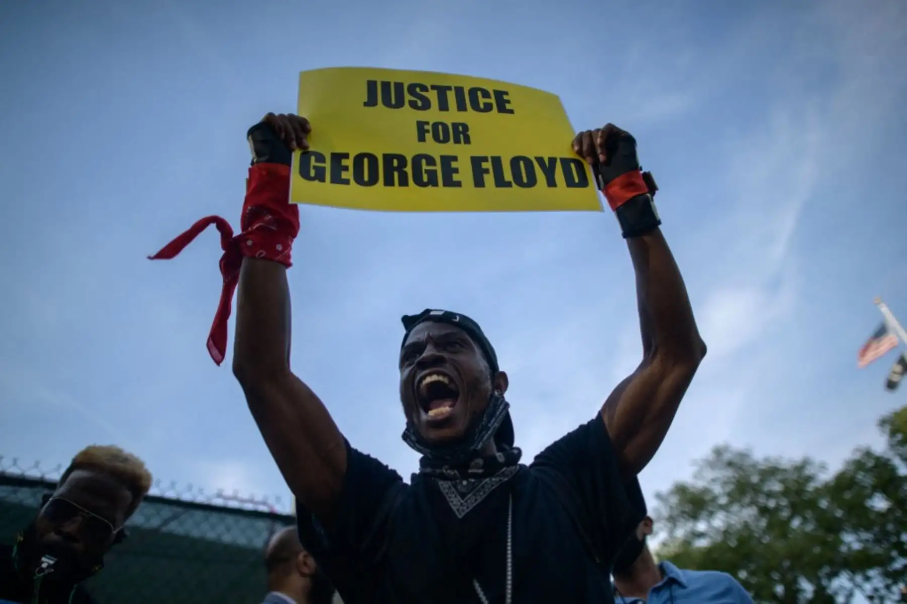 Manifestantes de A Black Lives Matter (BLM) sostiene una pancarta y grita consignas durante una marcha por el aniversario de la muerte de George Floyd, en Brooklyn, Nueva York. Foto: AFP