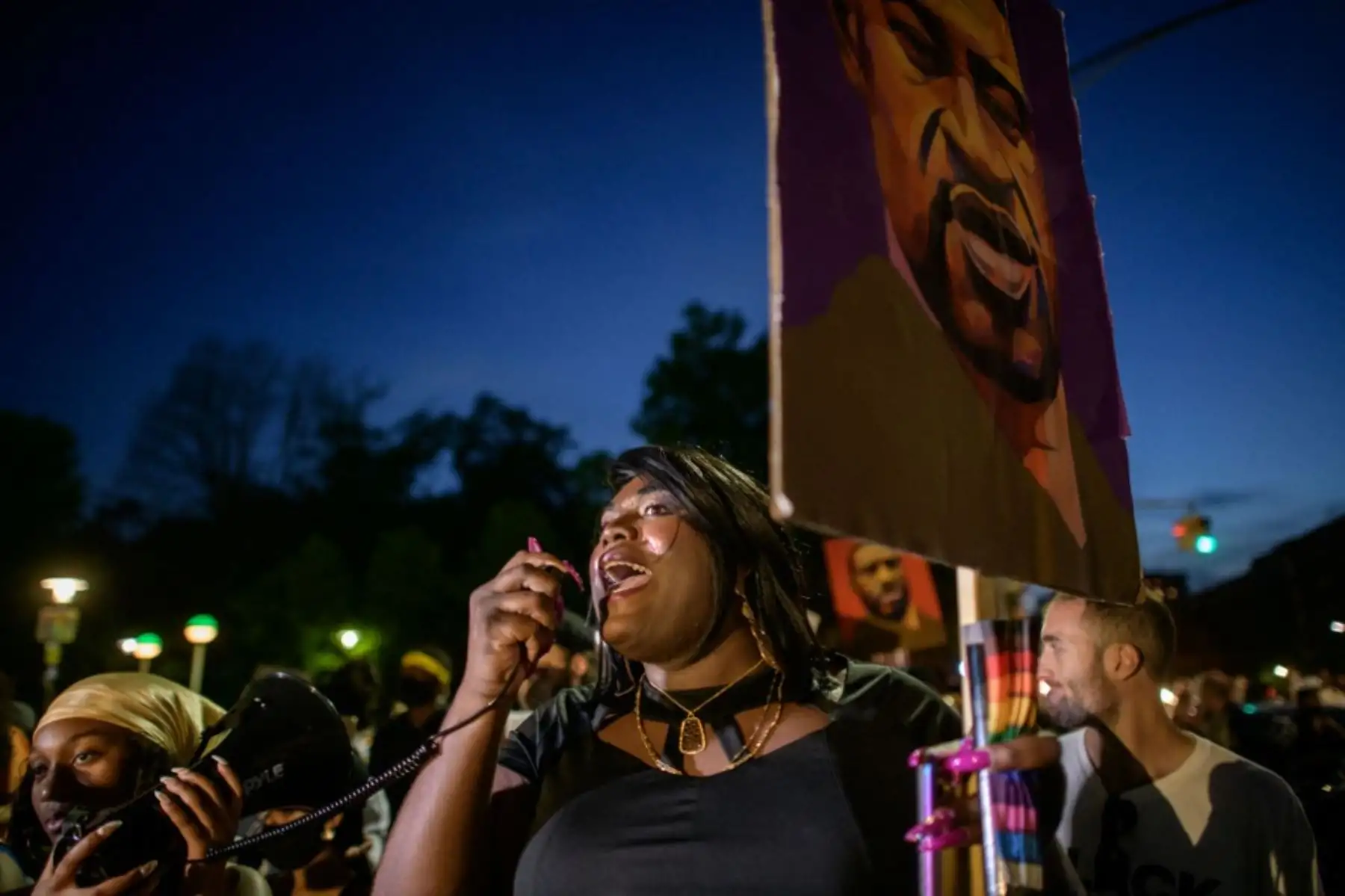 Los manifestantes Black Lives Matter (BLM) sostienen pancartas y gritan consignas durante una marcha por el aniversario de la muerte de George Floyd, en Brooklyn, Nueva York. Foto: AFP