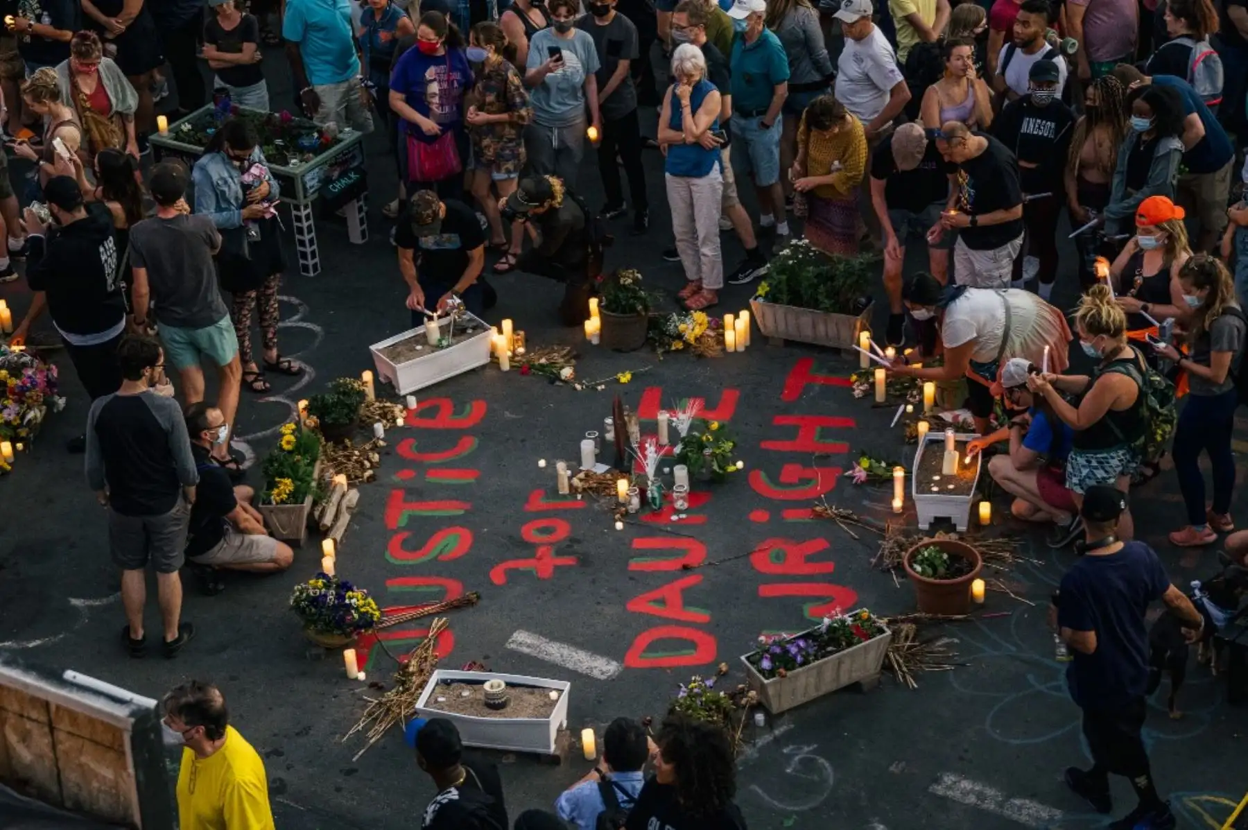 La gente celebra la vida de George Floyd encendiendo velas en la intersección de 38th Street y Chicago Avenue el 25 de mayo de 2021 en Minneapolis, Minnesota. Foto: AFP