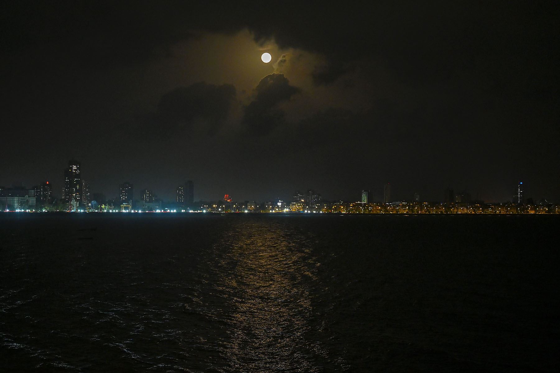 Desde la India se pudo apreciar la Superluna roja, así como el eclipse total parcial del 26 de mayo. Foto: AFP