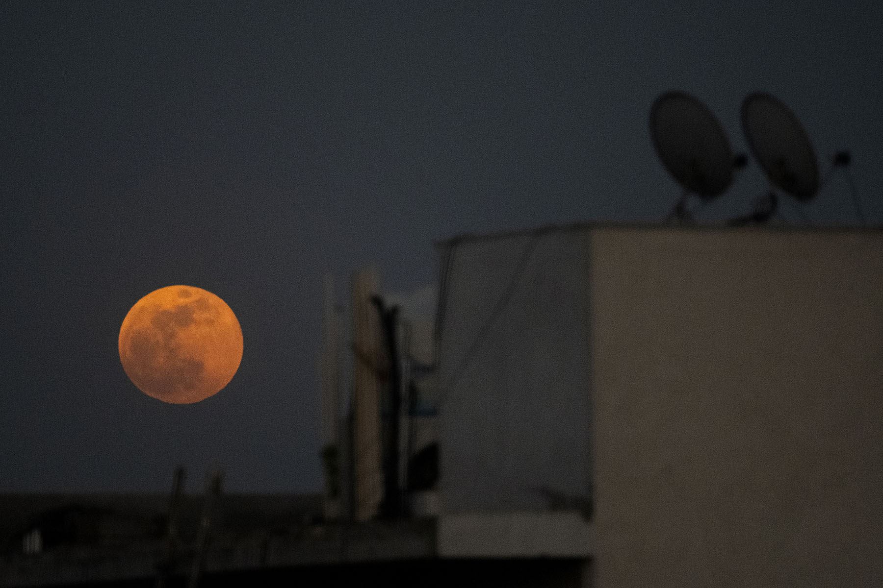 Desde la India se pudo apreciar la Superluna roja, así como el eclipse total parcial del 26 de mayo. Foto: AFP