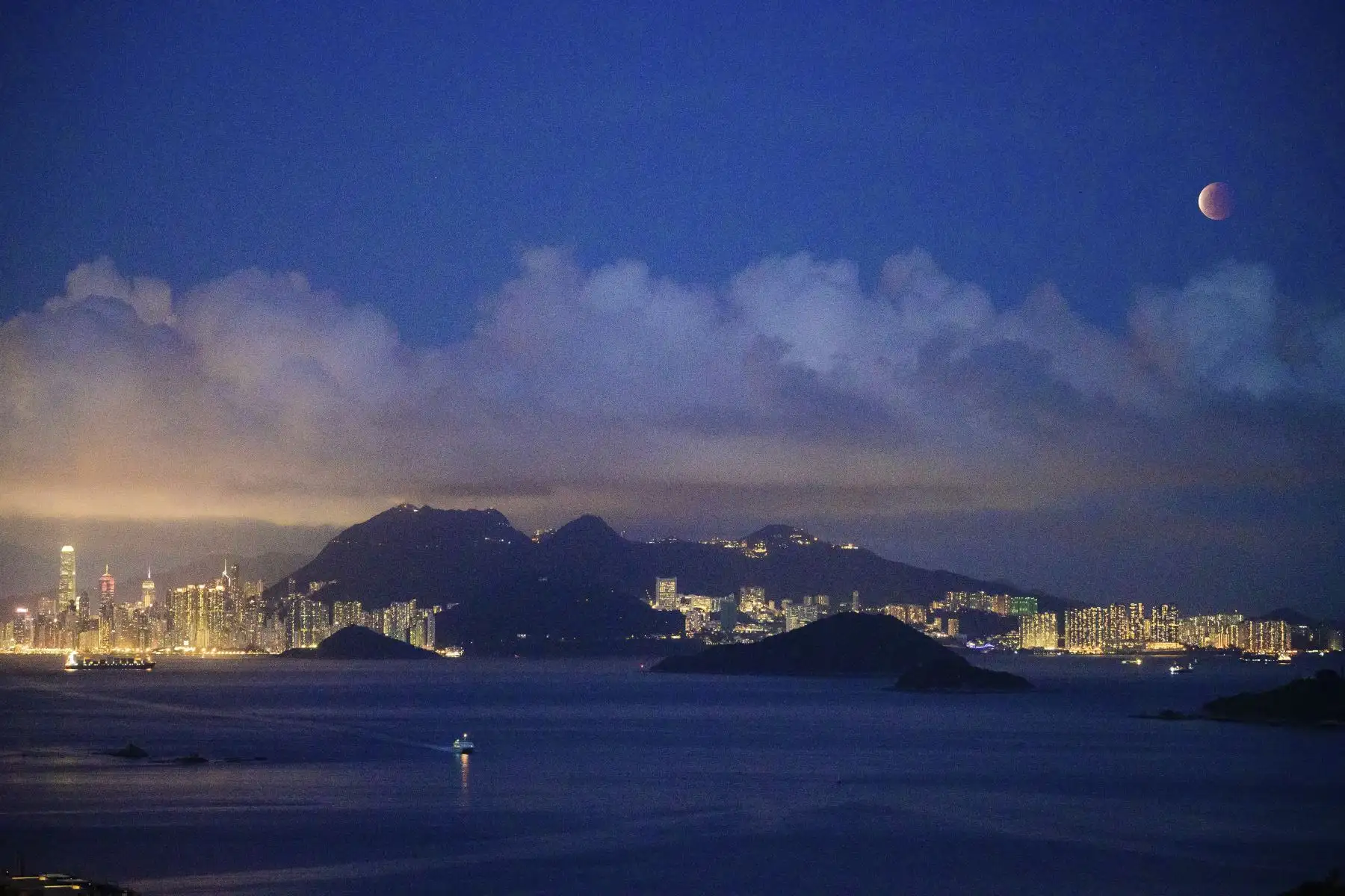 La luna se muestra sobre Hong Kong, el 26 de mayo de 2021. Foto: AFP