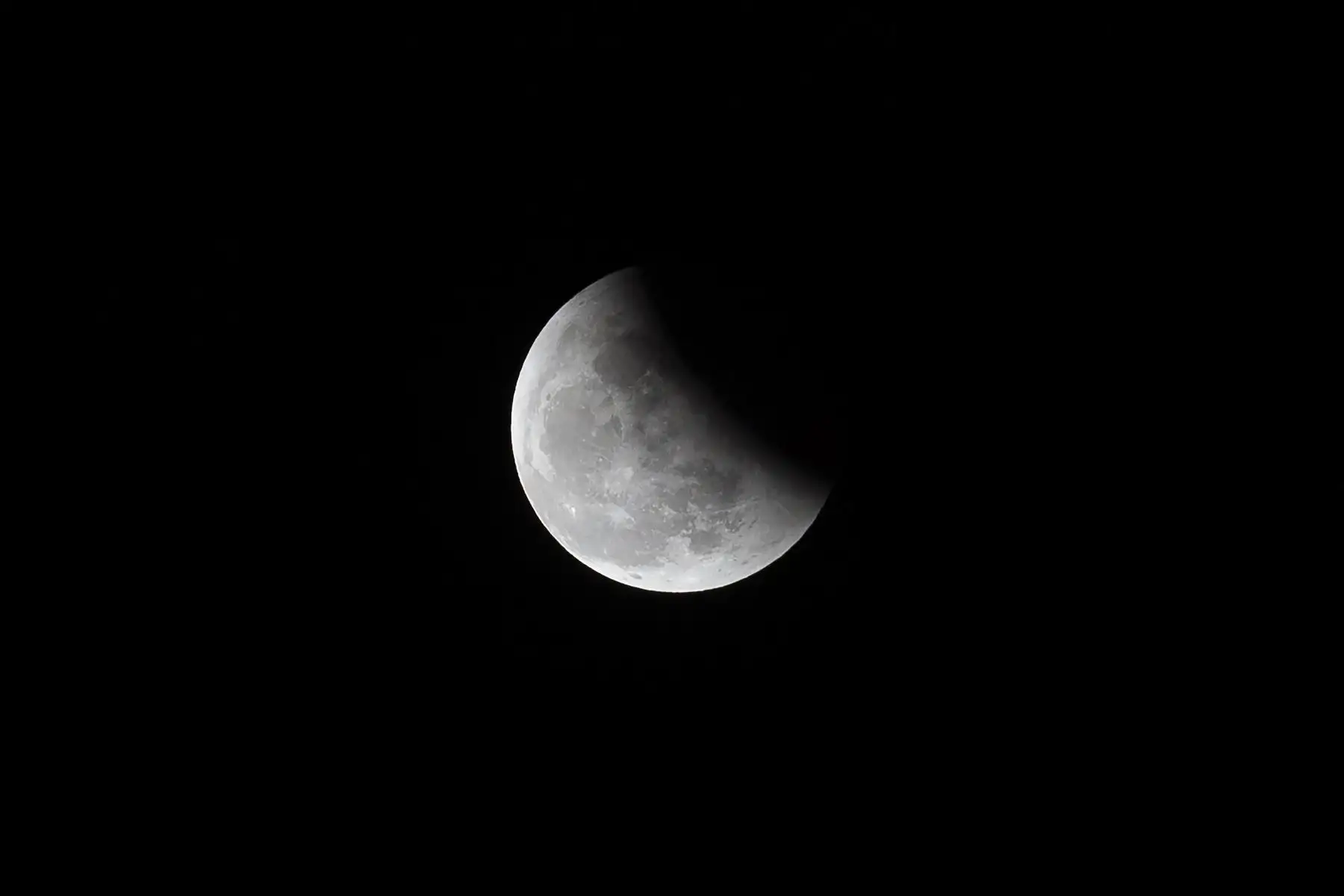 La luna se muestra sobre Manila, el 26 de mayo de 2021, durante un eclipse lunar total. Foto: AFP
