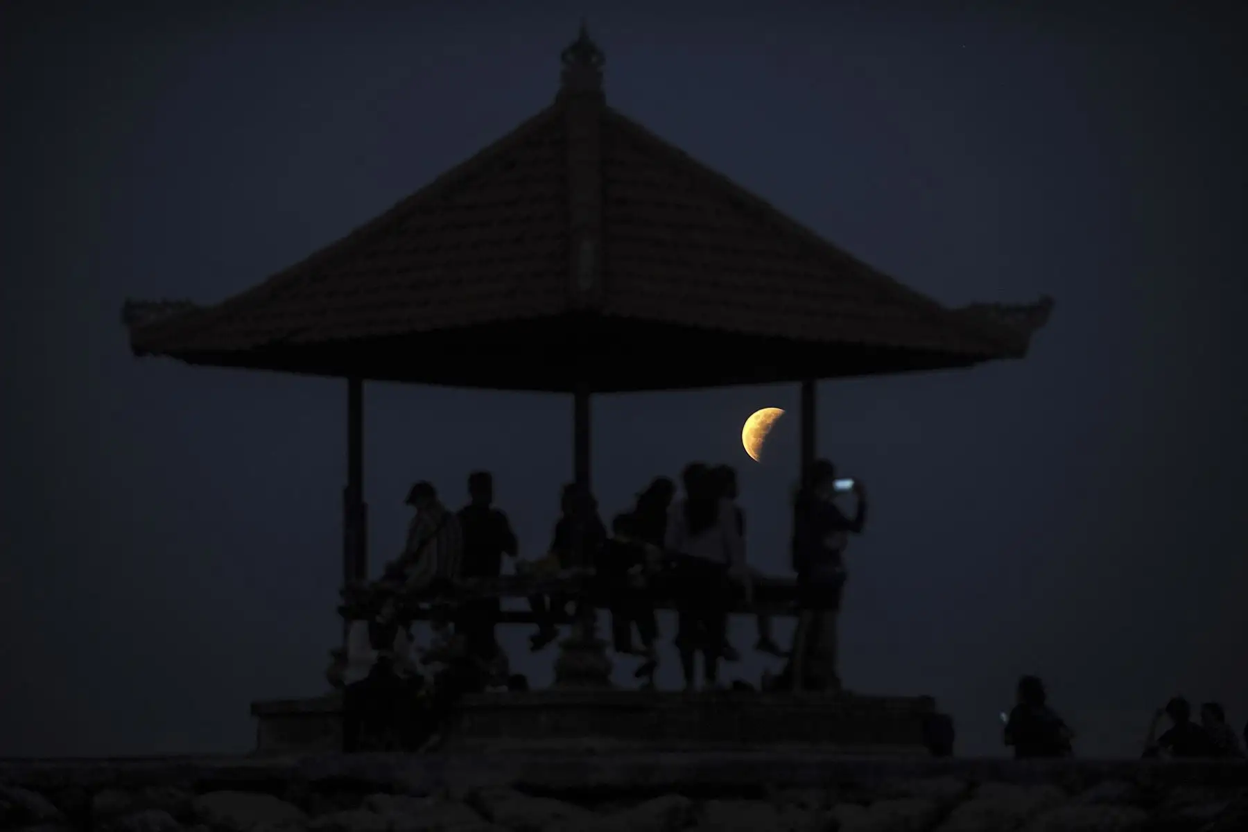 La luna se muestra desde la playa de Sanur, cerca de Denpasar, en la isla turística de Bali, Indonesia. Foto: AFP