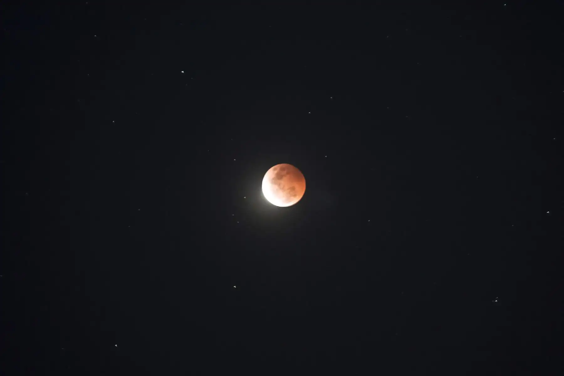 La luna se muestra sobre la ciudad de Surabaya, el 26 de mayo de 2021, durante un eclipse lunar total, en Indonesia. Foto: AFP