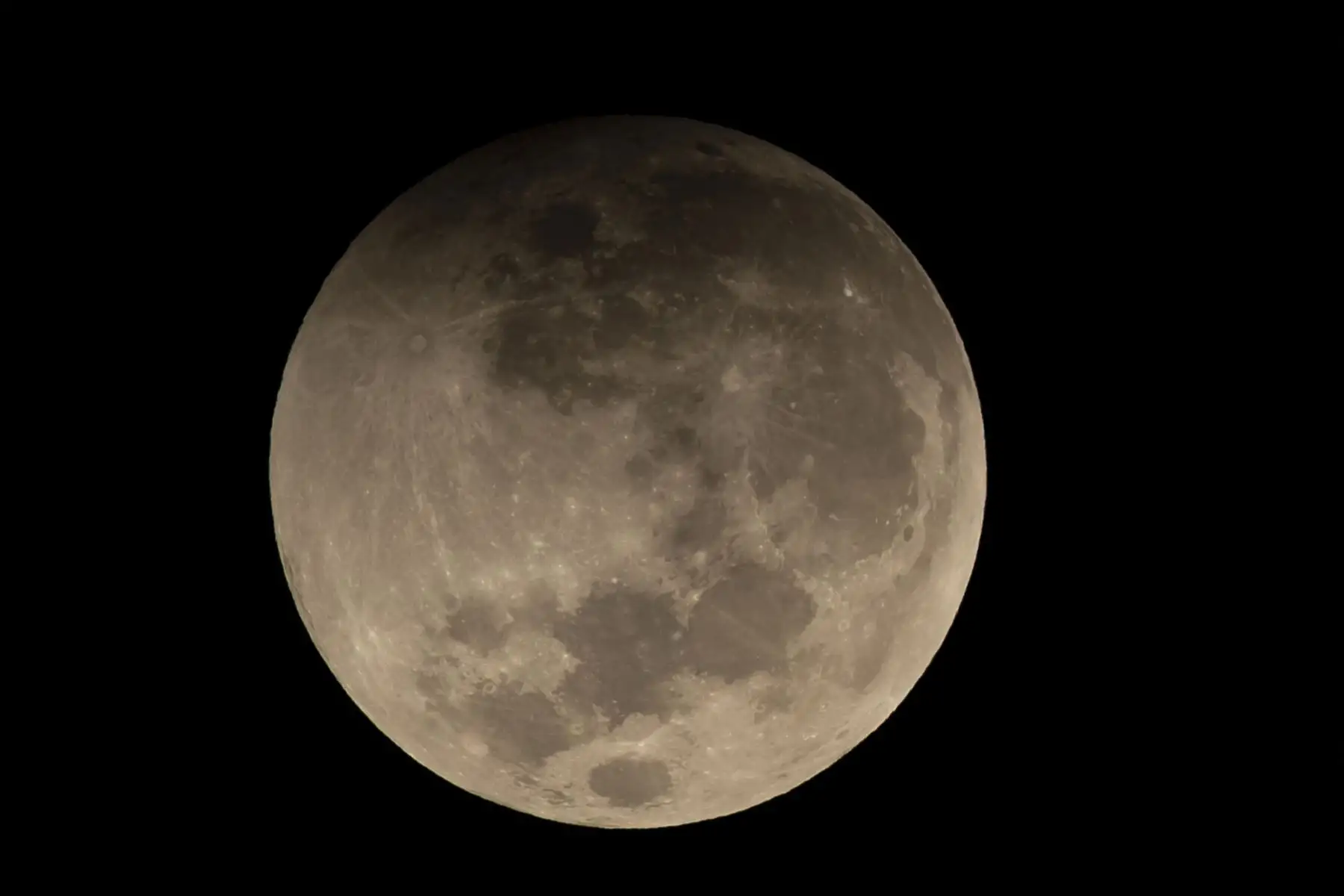 Fotografía tomada durante la fase penumbral de un eclipse total de luna, en Santiago de Chile, el 26 de mayo de 2021. Foto. AFP