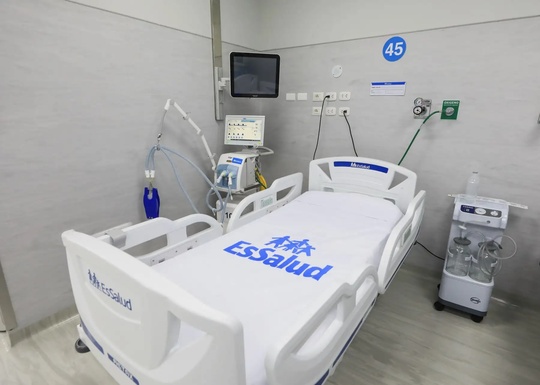 La presidenta ejecutiva de EsSalud, Fiorella Molinelli, supervisó la ampliación de 21 nuevas camas UCI (Unidad de Cuidados Intensivos) para atender a pacientes contagiados de la covid-19 en el Hospital Octavio Mongrut ubicado en el distrito de San Miguel. Foto: ANDINA/Essalud