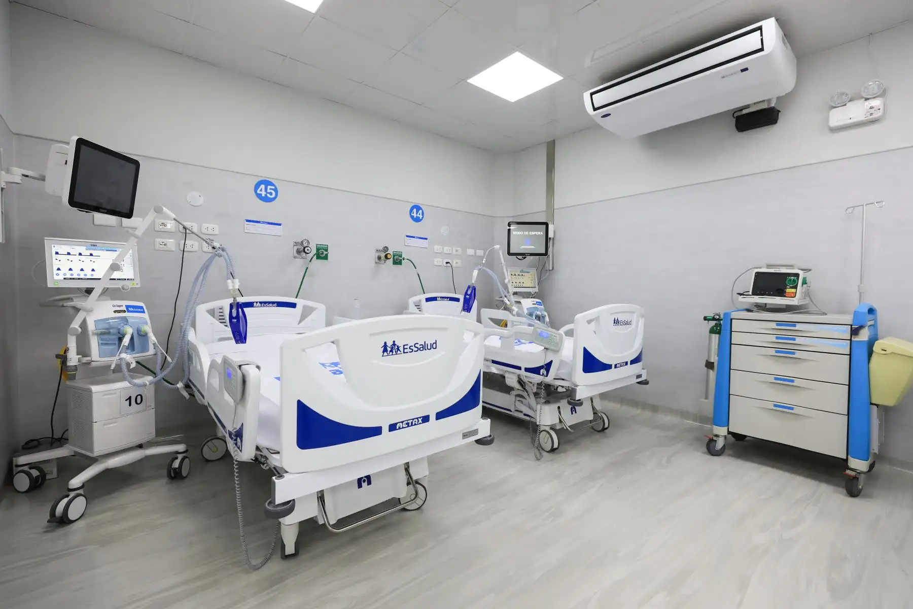 La presidenta ejecutiva de EsSalud, Fiorella Molinelli, supervisó la ampliación de 21 nuevas camas UCI (Unidad de Cuidados Intensivos) para atender a pacientes contagiados de la covid-19 en el Hospital Octavio Mongrut ubicado en el distrito de San Miguel. Foto: ANDINA/Essalud
