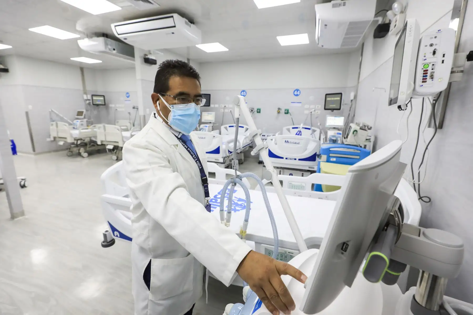 La presidenta ejecutiva de EsSalud, Fiorella Molinelli, supervisó la ampliación de 21 nuevas camas UCI (Unidad de Cuidados Intensivos) para atender a pacientes contagiados de la covid-19 en el Hospital Octavio Mongrut ubicado en el distrito de San Miguel. Foto: ANDINA/Essalud