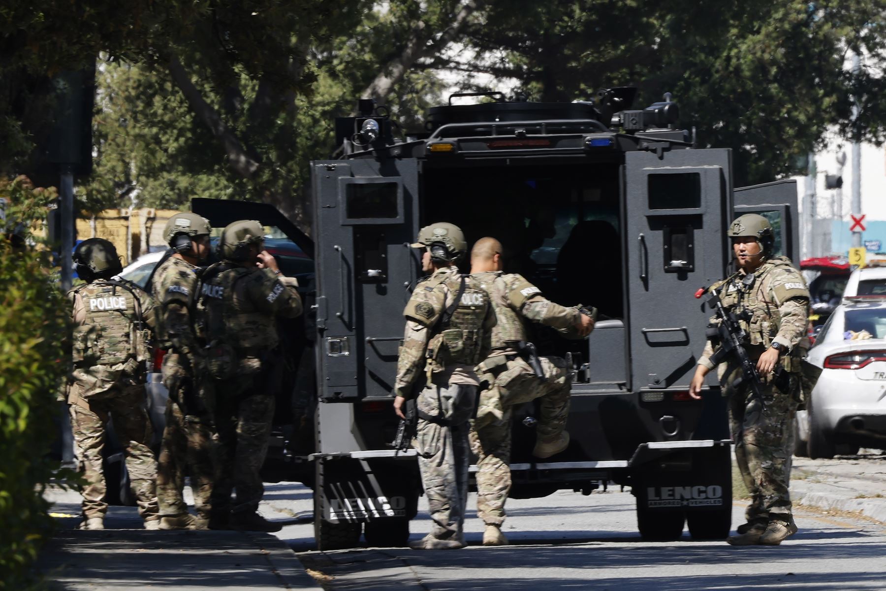 Policía e investigadores en el lugar de un tiroteo en el lugar de trabajo del tren ligero de la Autoridad de Transporte del Valle, en San José, California. Foto: EFE