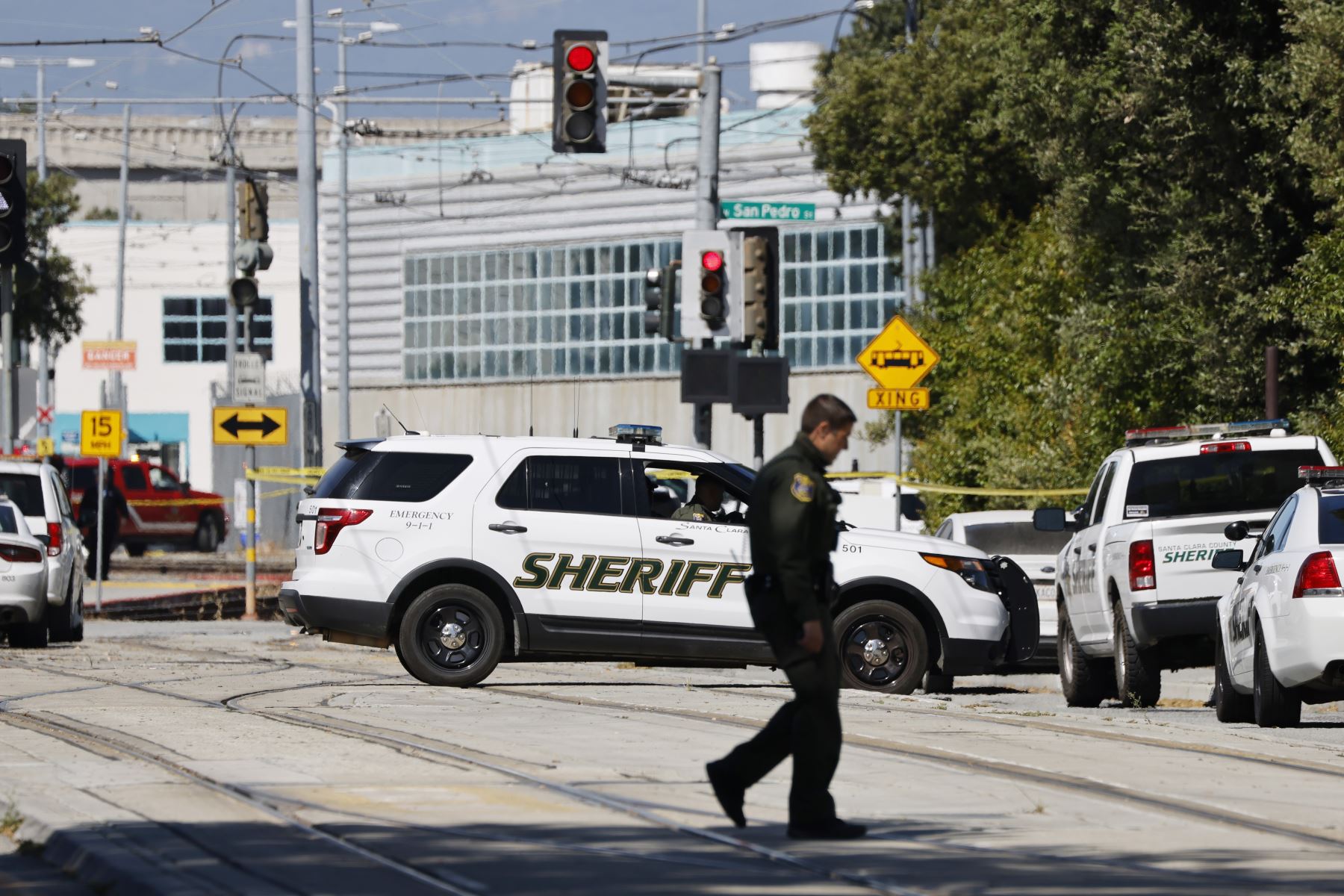 Policía e investigadores en el lugar de un tiroteo en el lugar de trabajo del tren ligero de la Autoridad de Transporte del Valle, en San José, California. Foto: EFE