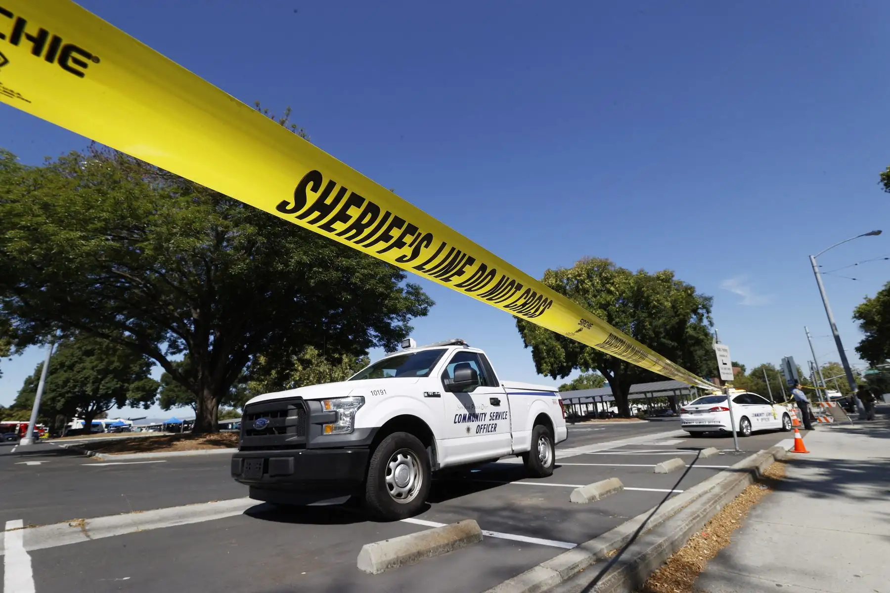Policía e investigadores en el lugar de un tiroteo en el lugar de trabajo del tren ligero de la Autoridad de Transporte del Valle, en San José, California. Foto: EFE