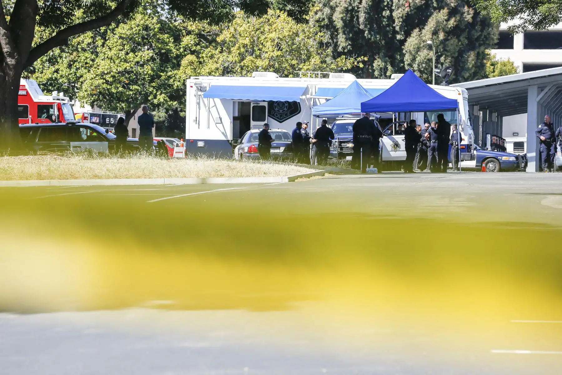 Los socorristas se reúnen en el lugar de un tiroteo en el que se informó que nueve personas murieron, incluido el tirador, el 26 de mayo de 2021, en San José, California. Foto: AFP