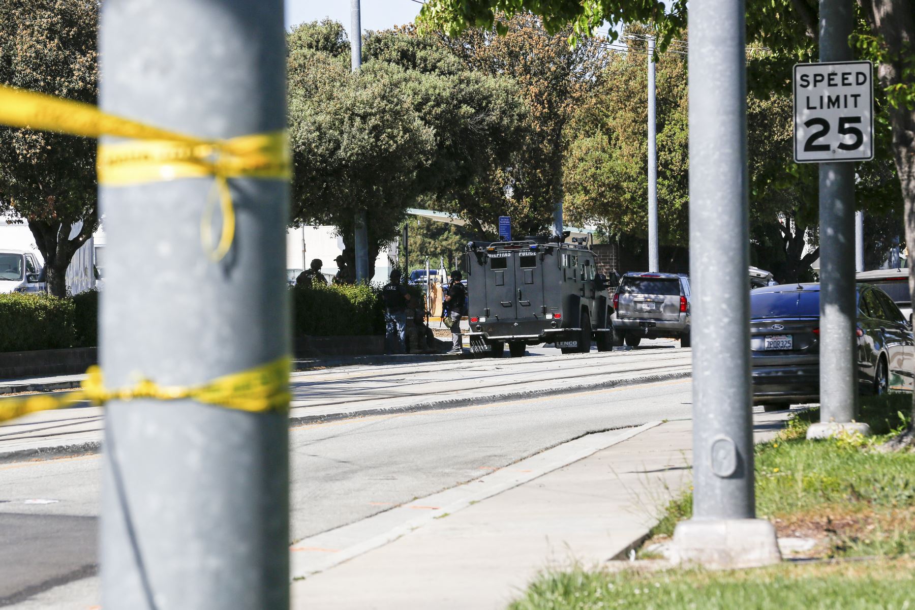 Los socorristas se reúnen en el lugar de un tiroteo en el que se informó que nueve personas murieron, incluido el tirador, el 26 de mayo de 2021, en San José, California. Foto: AFP