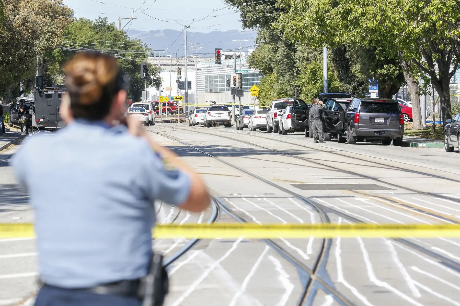 Los socorristas se reúnen en el lugar de un tiroteo en el que se informó que nueve personas murieron, incluido el tirador, el 26 de mayo de 2021, en San José, California. Foto: AFP