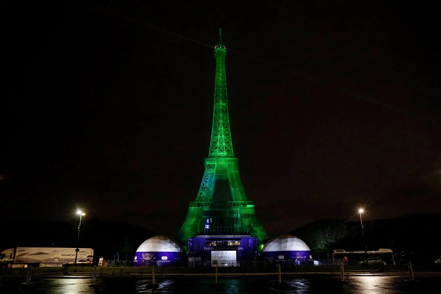 Por primera vez en su historia la Torre Eiffel fue iluminada durante unos minutos con electricidad producida a partir de hidrógeno renovable certificado, en París, Francia. Foto: AFP