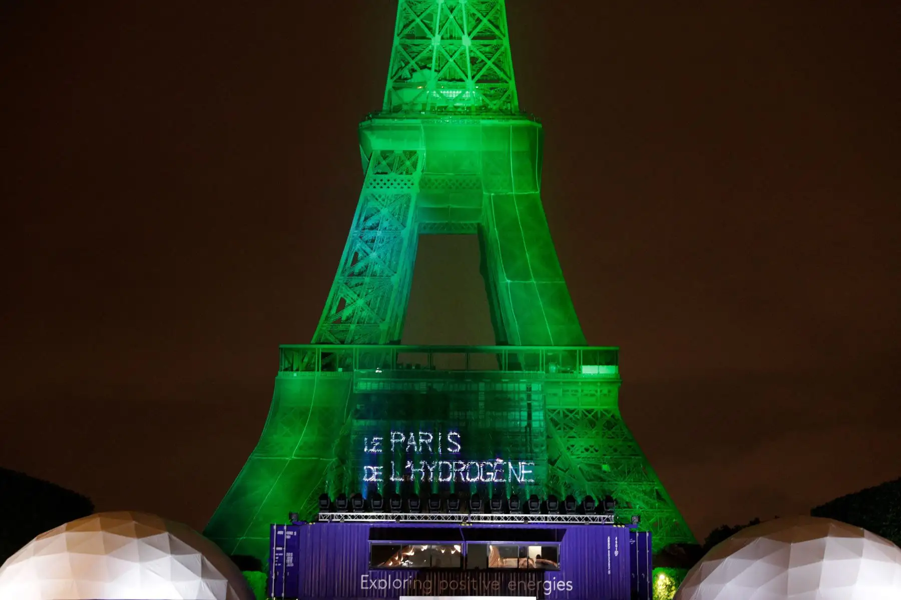 Por primera vez en su historia la Torre Eiffel fue iluminada durante unos minutos con electricidad producida a partir de hidrógeno renovable certificado, en París, Francia. Foto: AFP