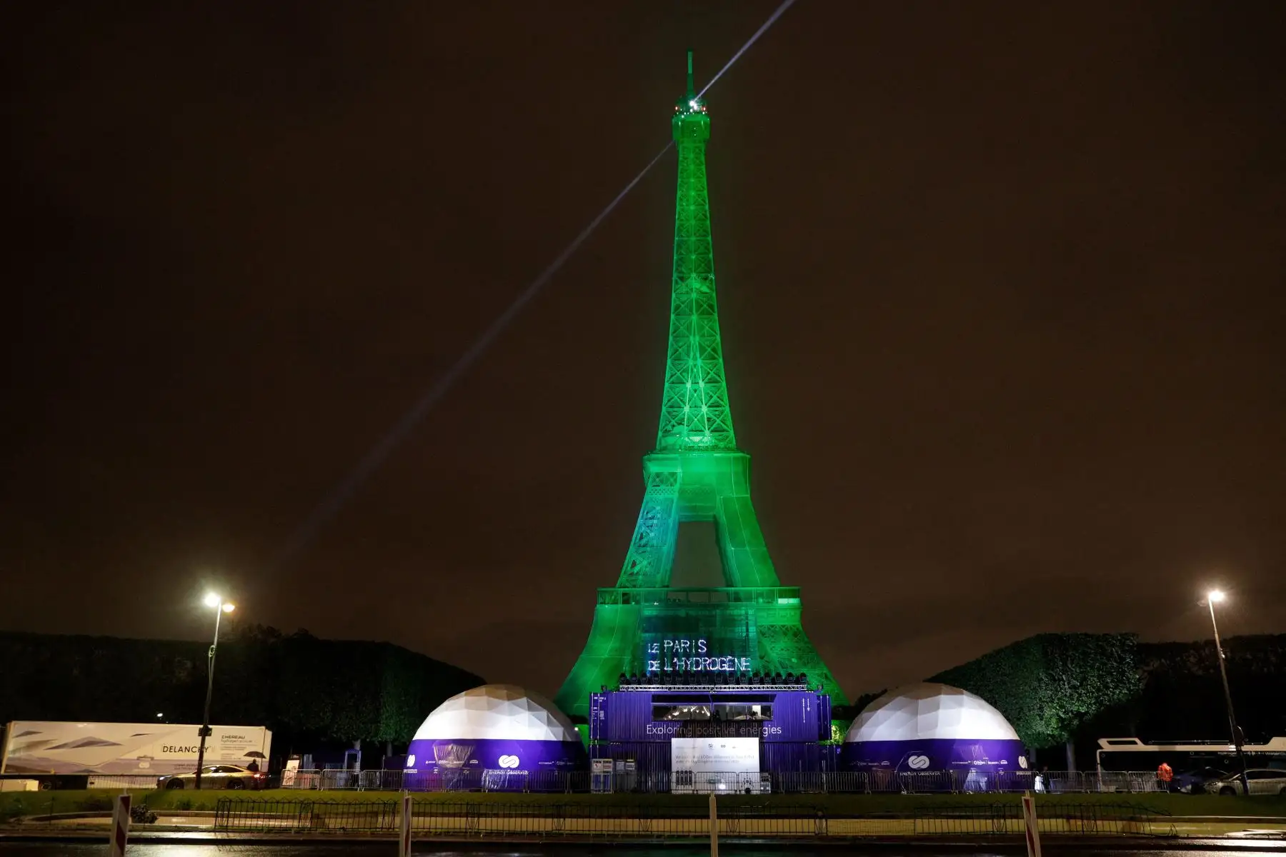 Por primera vez en su historia la Torre Eiffel fue iluminada durante unos minutos con electricidad producida a partir de hidrógeno renovable certificado, en París, Francia. Foto: AFP