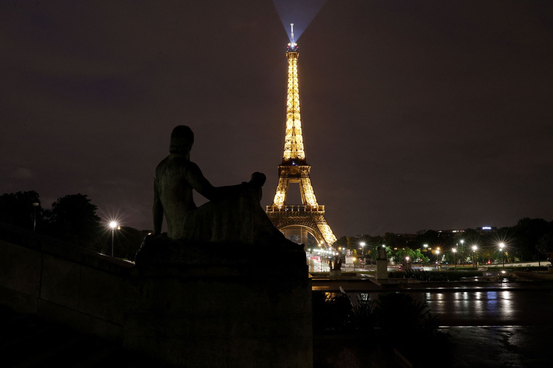 Por primera vez en su historia la Torre Eiffel fue iluminada durante unos minutos con electricidad producida a partir de hidrógeno renovable certificado, en París, Francia. Foto: AFP