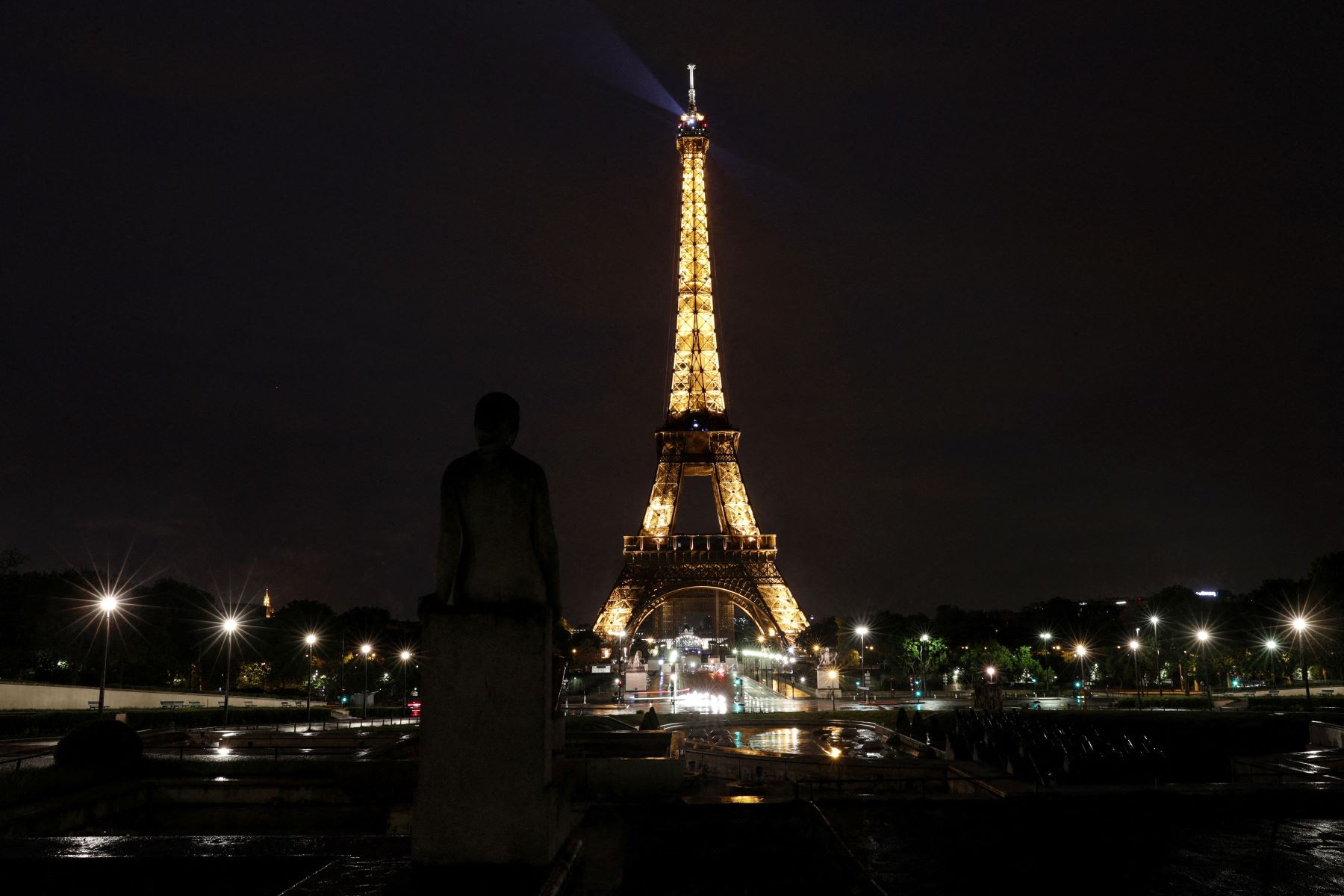 Por primera vez en su historia la Torre Eiffel fue iluminada durante unos minutos con electricidad producida a partir de hidrógeno renovable certificado, en París, Francia. Foto: AFP