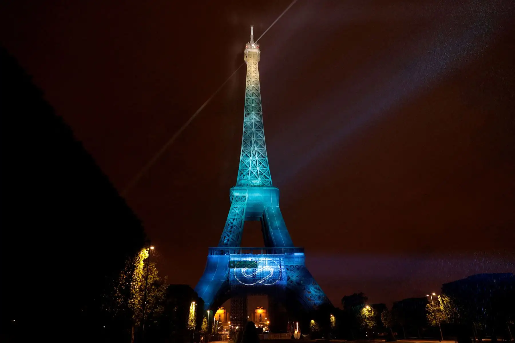 Por primera vez en su historia la Torre Eiffel fue iluminada durante unos minutos con electricidad producida a partir de hidrógeno renovable certificado, en París, Francia. Foto: AFP
