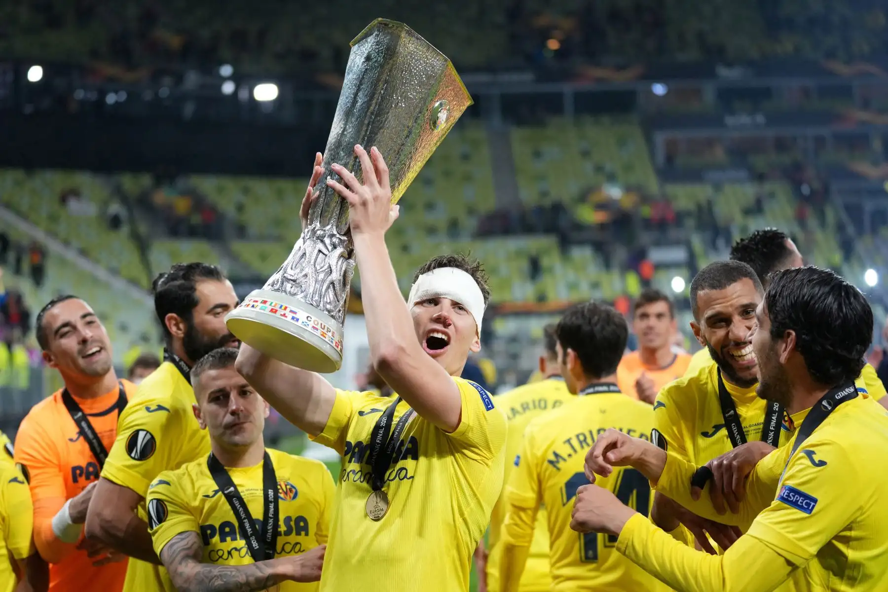 El defensa argentino de arreal Juan Foyth celebra con el trofeo tras ganar la final de la UEFA Europa League entre el Villarreal CF y el Manchester United.
Foto: AFP