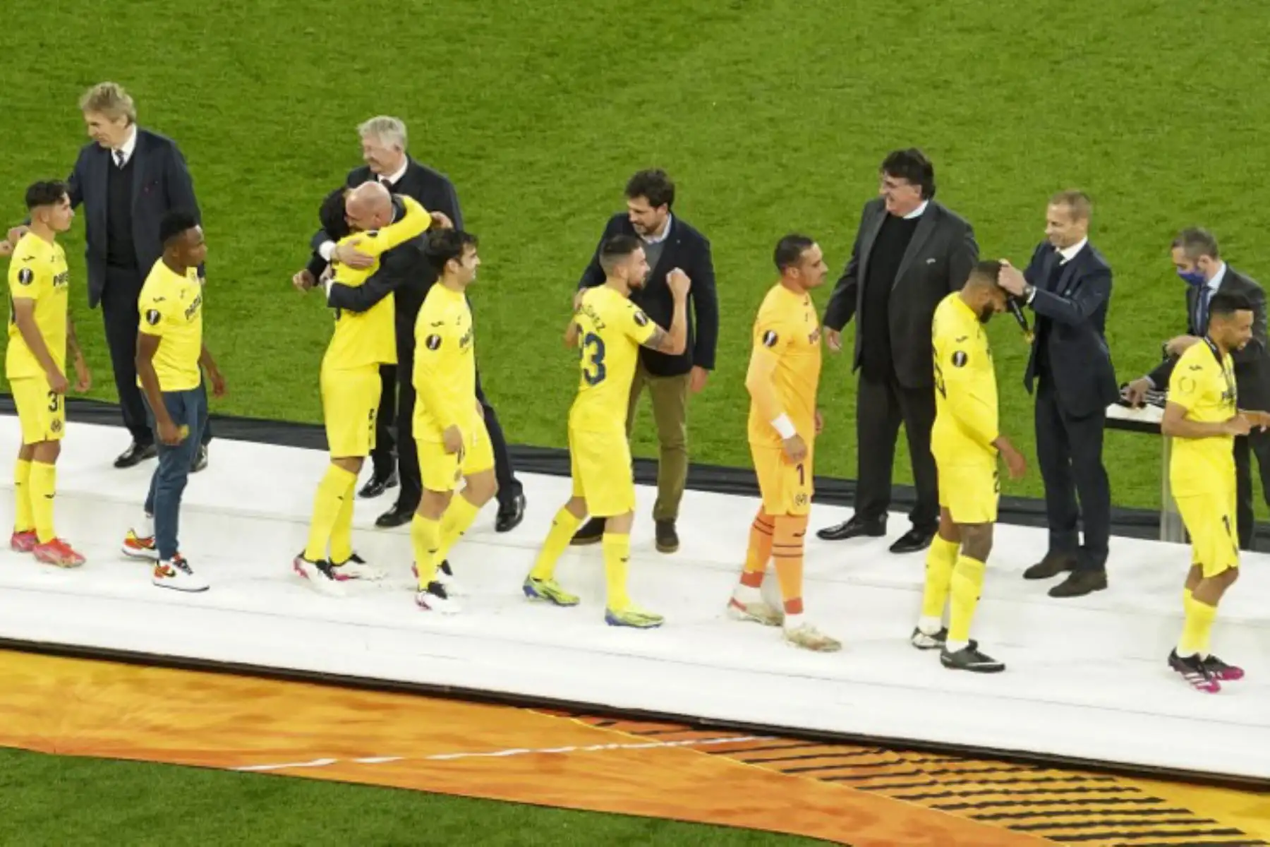 Los jugadores del Villarreal celebran tras ganar la final de la UEFA Europa League entre el Villarreal CF y el Manchester United en el estadio de Gdansk en Gdansk. Foto: AFP
