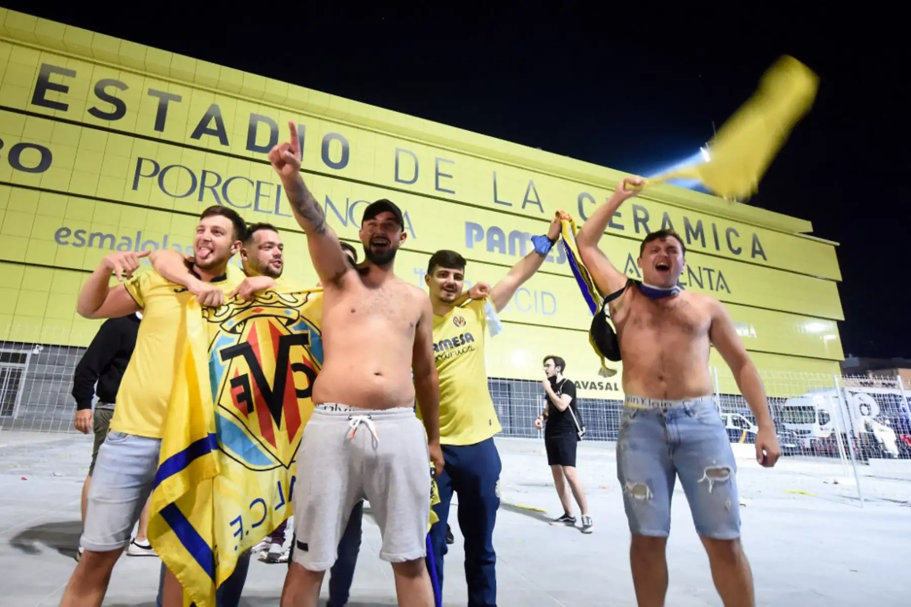 Los jugadores del Villarreal celebran tras ganar la final de la UEFA Europa League entre el Villarreal CF y el Manchester United en el estadio de Gdansk en Gdansk. Foto: AFP