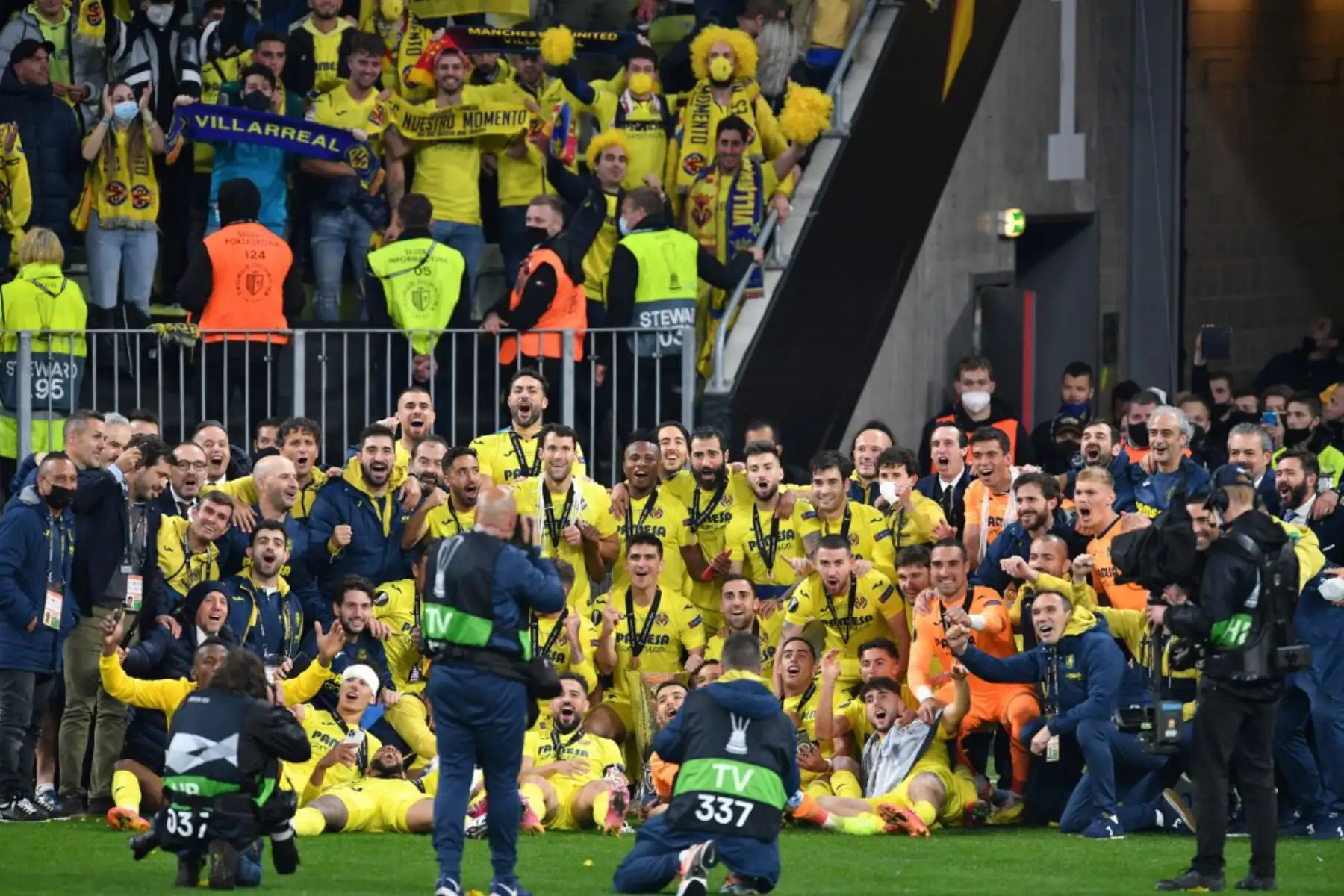 Los jugadores del Villarreal celebran tras ganar la final de la UEFA Europa League entre el Villarreal CF y el Manchester United en el estadio de Gdansk en Gdansk. Foto: AFP
