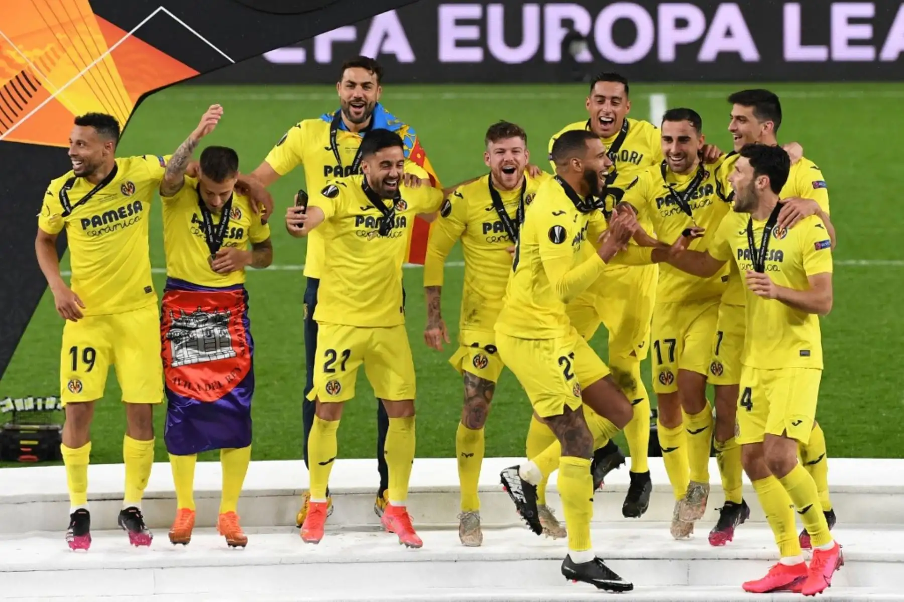 Los jugadores del Villarreal celebran tras ganar la final de la UEFA Europa League entre el Villarreal CF y el Manchester United en el estadio de Gdansk en Gdansk. Foto: AFP