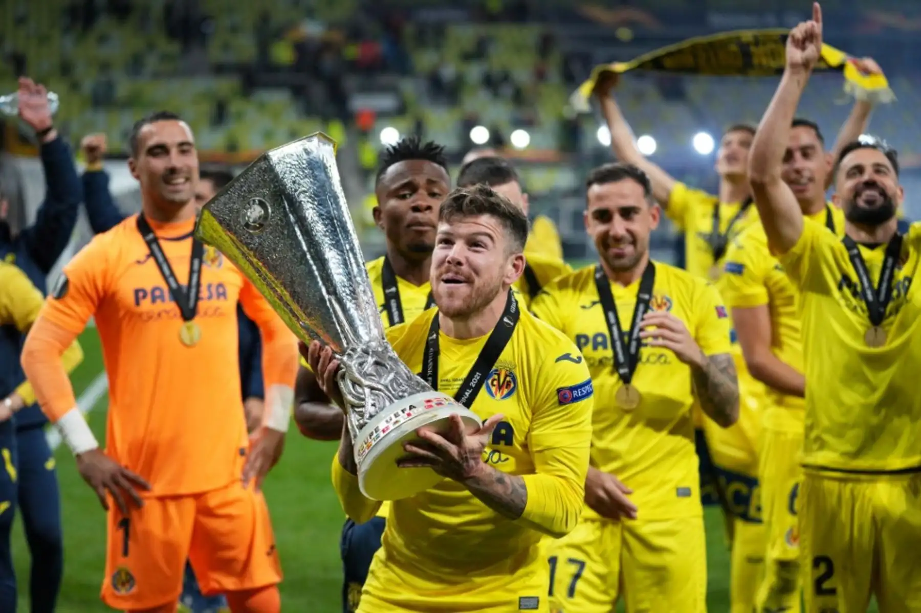 Los jugadores del Villarreal celebran tras ganar la final de la UEFA Europa League entre el Villarreal CF y el Manchester United en el estadio de Gdansk en Gdansk. Foto: AFP