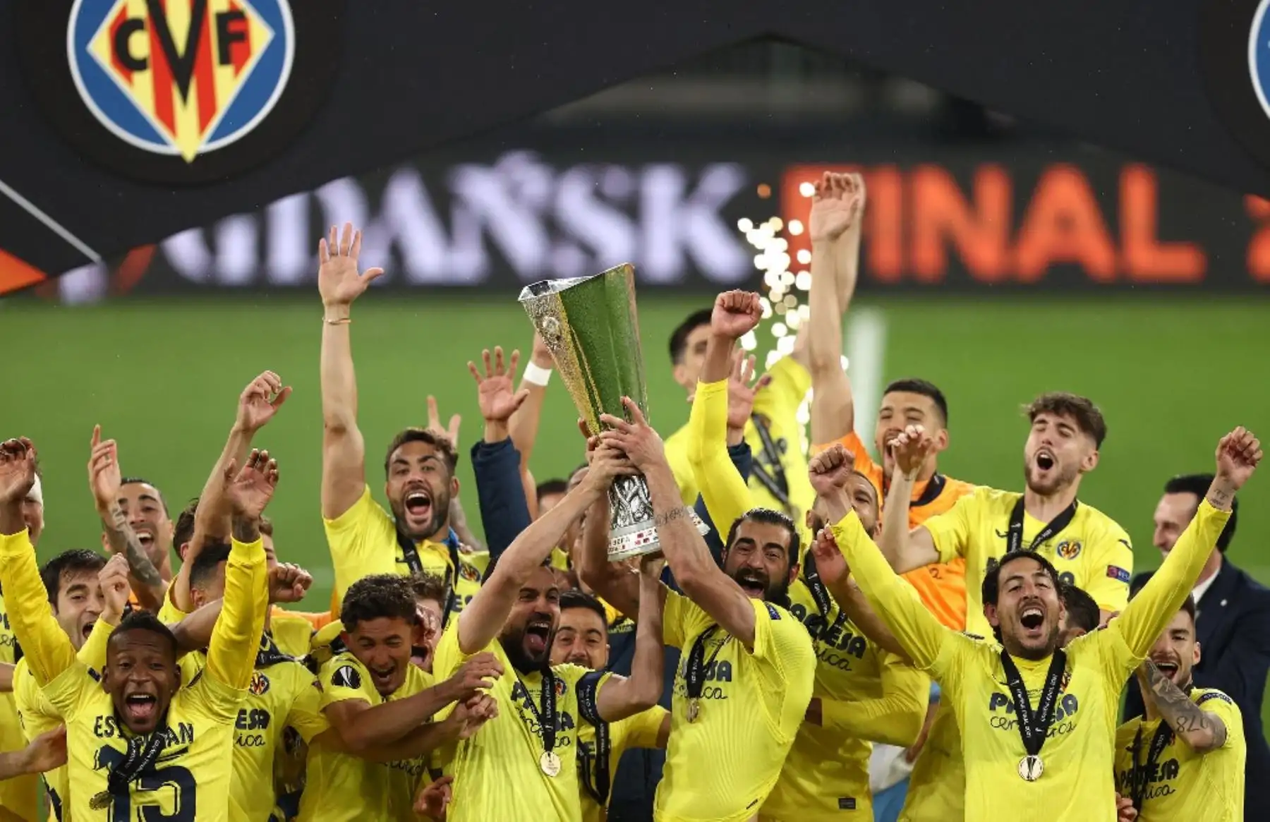 Los jugadores del Villarreal celebran tras ganar la final de la UEFA Europa League entre el Villarreal CF y el Manchester United en el estadio de Gdansk en Gdansk. Foto: AFP