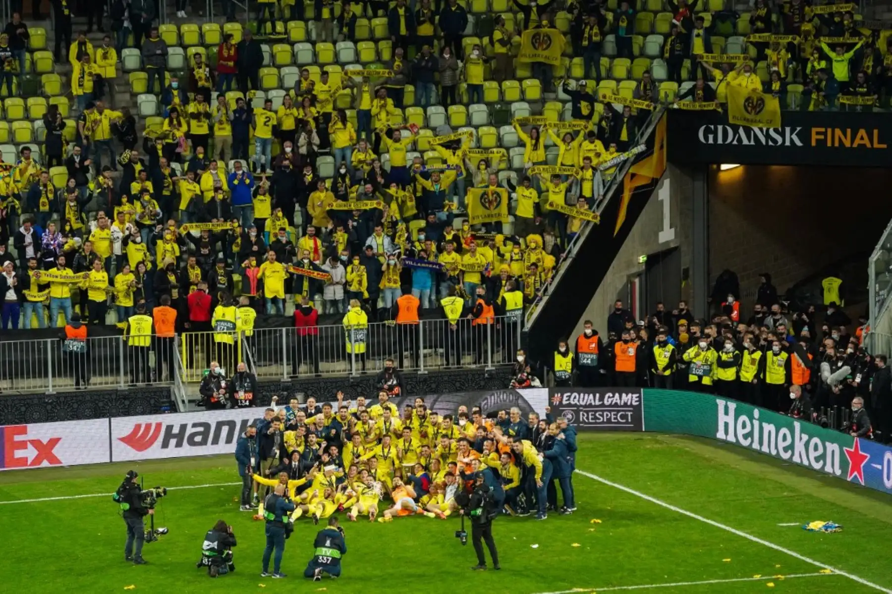 Los jugadores del Villarreal celebran tras ganar la final de la UEFA Europa League entre el Villarreal CF y el Manchester United en el estadio de Gdansk en Gdansk. Foto: AFP