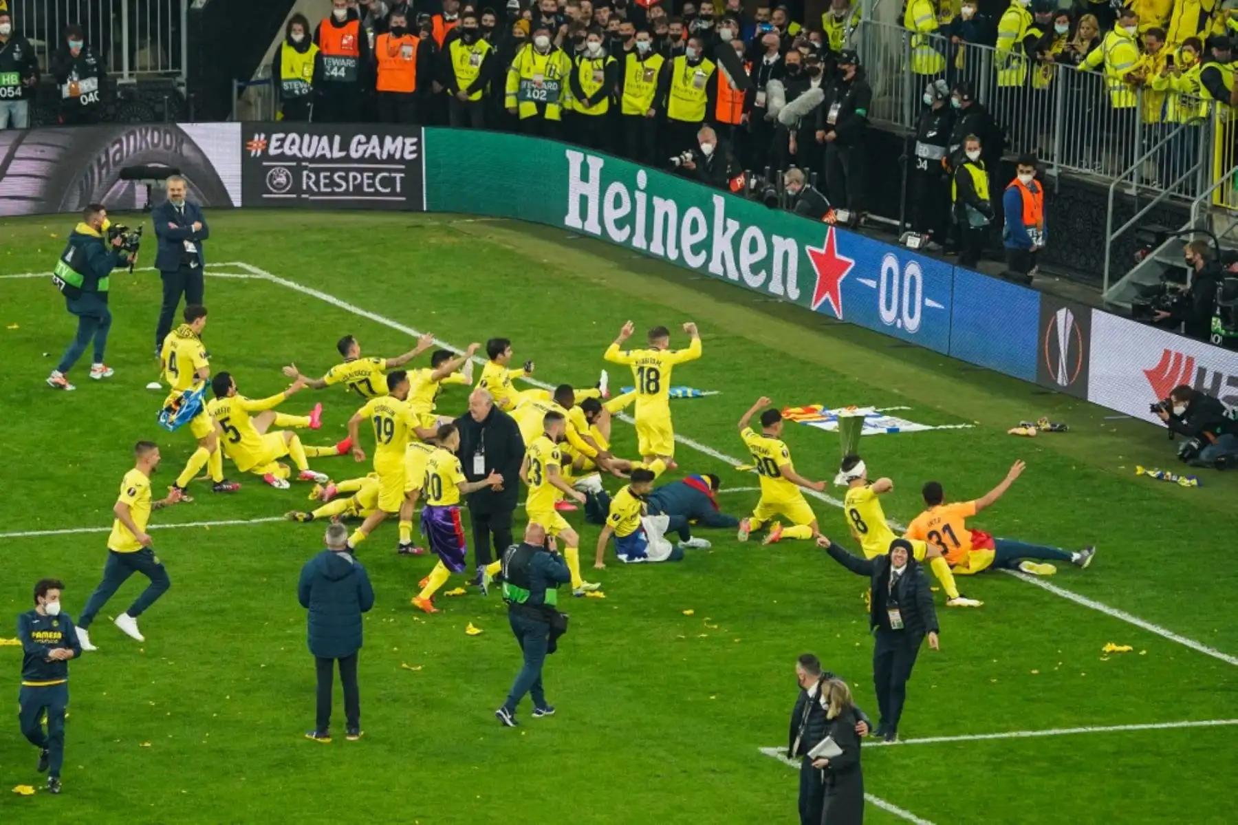 Los jugadores del Villarreal celebran tras ganar la final de la UEFA Europa League entre el Villarreal CF y el Manchester United en el estadio de Gdansk en Gdansk. Foto: AFP