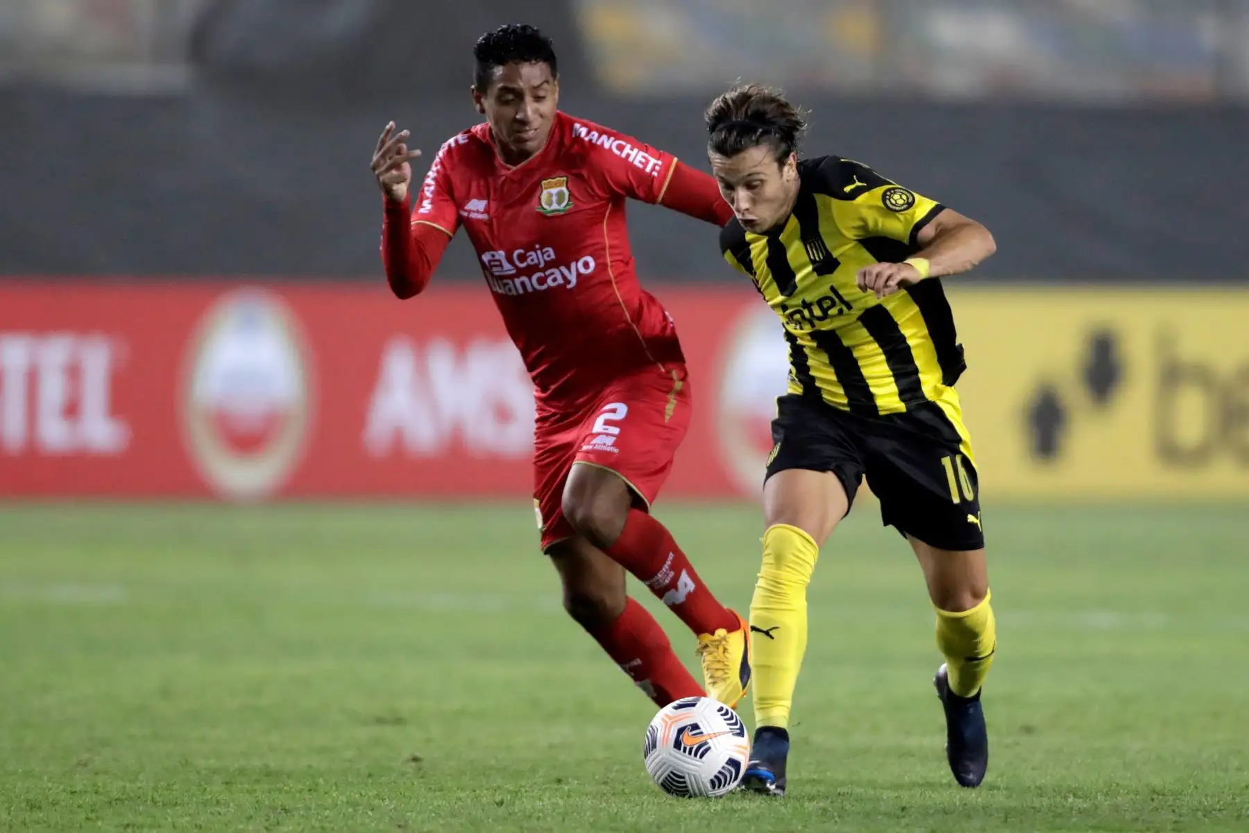 Agustín Canobbio Graviz de Peñarol disputa el balón con Hugo Alexis Ademir Ángeles Chávez  de Sport Huancayo, durante un partido del grupo E por la Copa Sudamericana, en el estadio Monumental de la "U", en Lima, Perú.
Foto: EFE