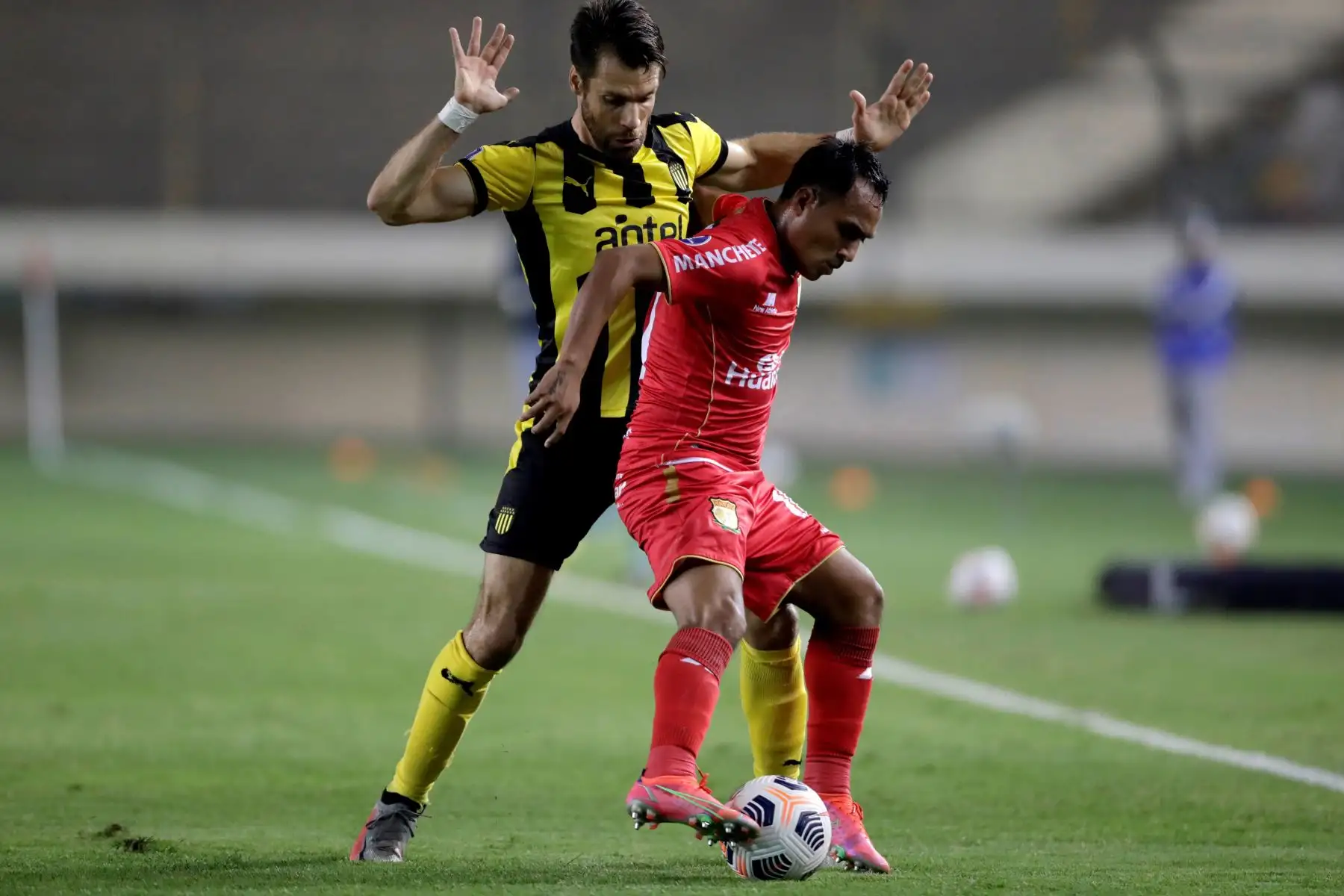 Gary Christofer Kagelmacher Pérez  de Peñarol disputa el balón con Marcos Alexander Lliuya Cristobal  de Sport Huancayo, durante un partido del grupo E por la Copa Sudamericana.
Foto: EFE