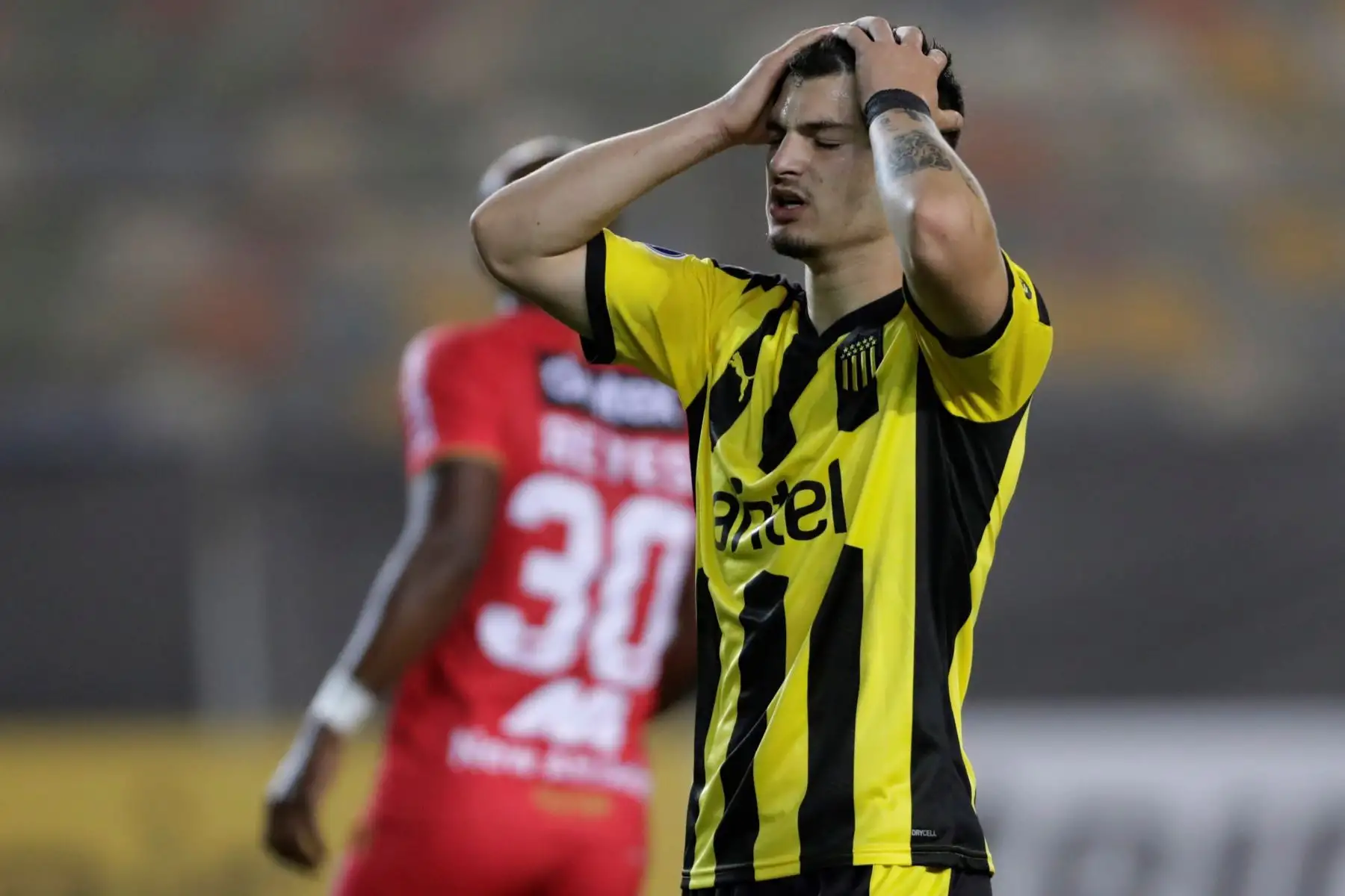 Agustín Álvarez Martínez de Peñarol se lamenta en el juego ante Sport Huancayo durante un partido del grupo E por la Copa Sudamericana hoy, en el estadio Monumental de la "U", en Lima.
Foto: EFE