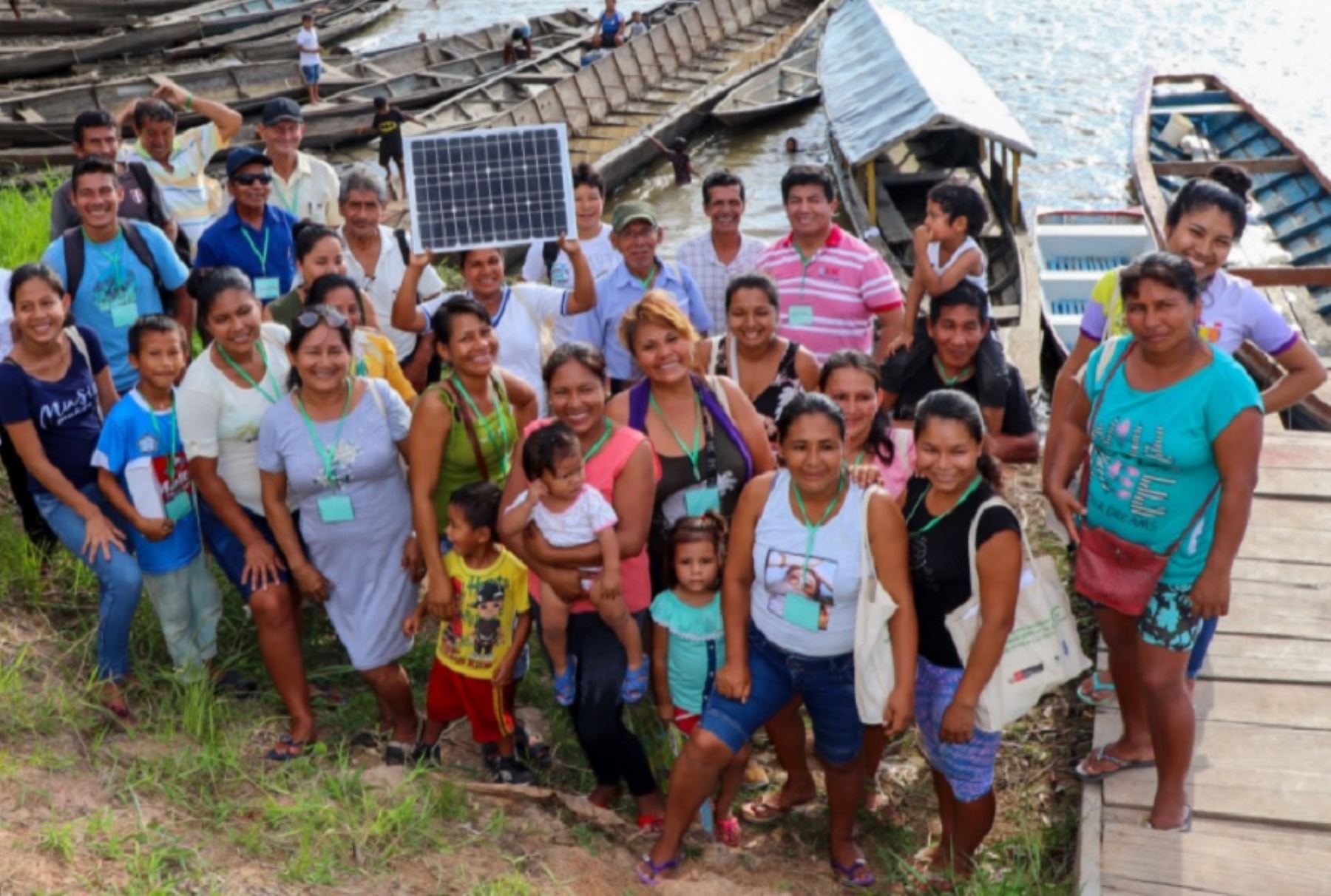 A través del proyecto E-Mujer se capacita a las mujeres a utilizar, instalar, mantener y comercializar paneles solares. Iniciativa ha sido implementada por el Ministerio de Energía y Minas y el Programa de las Naciones Unidas para el Desarrollo (PNUD) y financiado por el Fondo para el Medio Ambiente Mundial (FMAM). Fotos: PNUD Perú/Jasmin Ramírez Romero