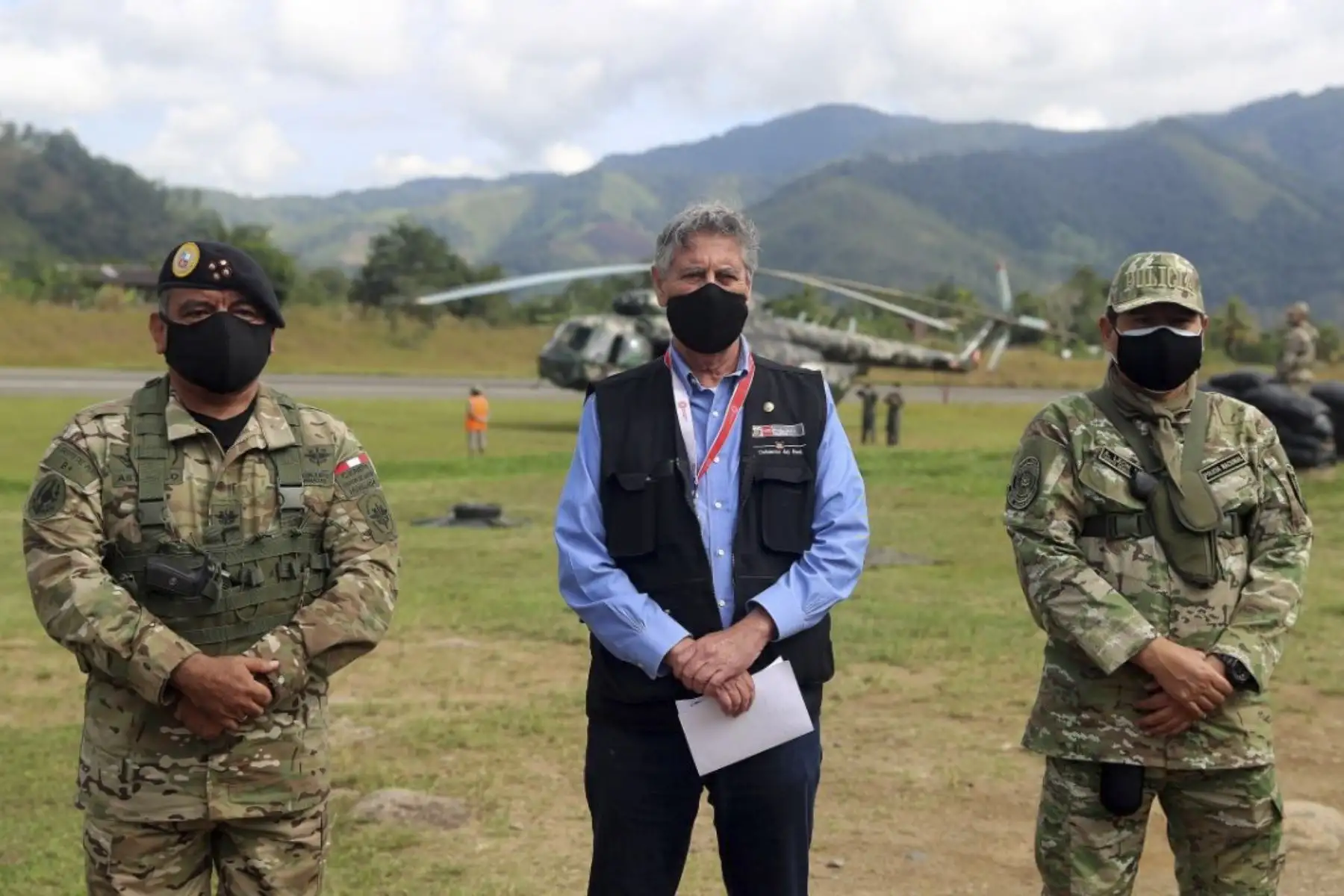 El presidente Francisco Sagasti brinda declaraciones luego de reunirse con el jefe del Comando Conjunto de las Fuerzas Armadas, general César Astudillo, en la base Mazamari. Foto: ANDINA/Prensa Presidencia.