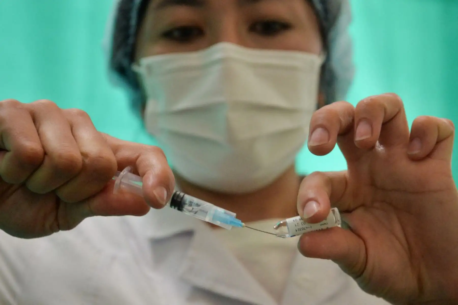 Miembro del personal médico prepara una dosis de la vacuna rusa Sputnik V Covid-19, en un centro de vacunación en Bishkek.

Foto: AFP

Foto: AFP