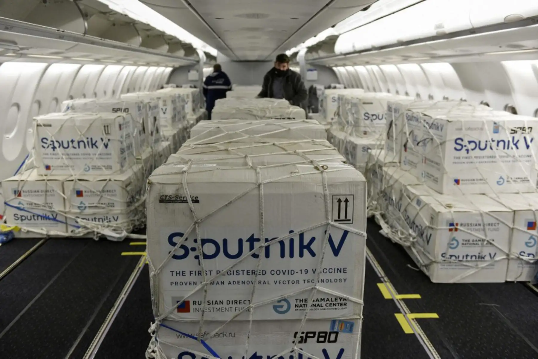 Contenedores con parte de un envío 609,965 vacuna rusa Sputnik V COVID-19.

Foto: AFP